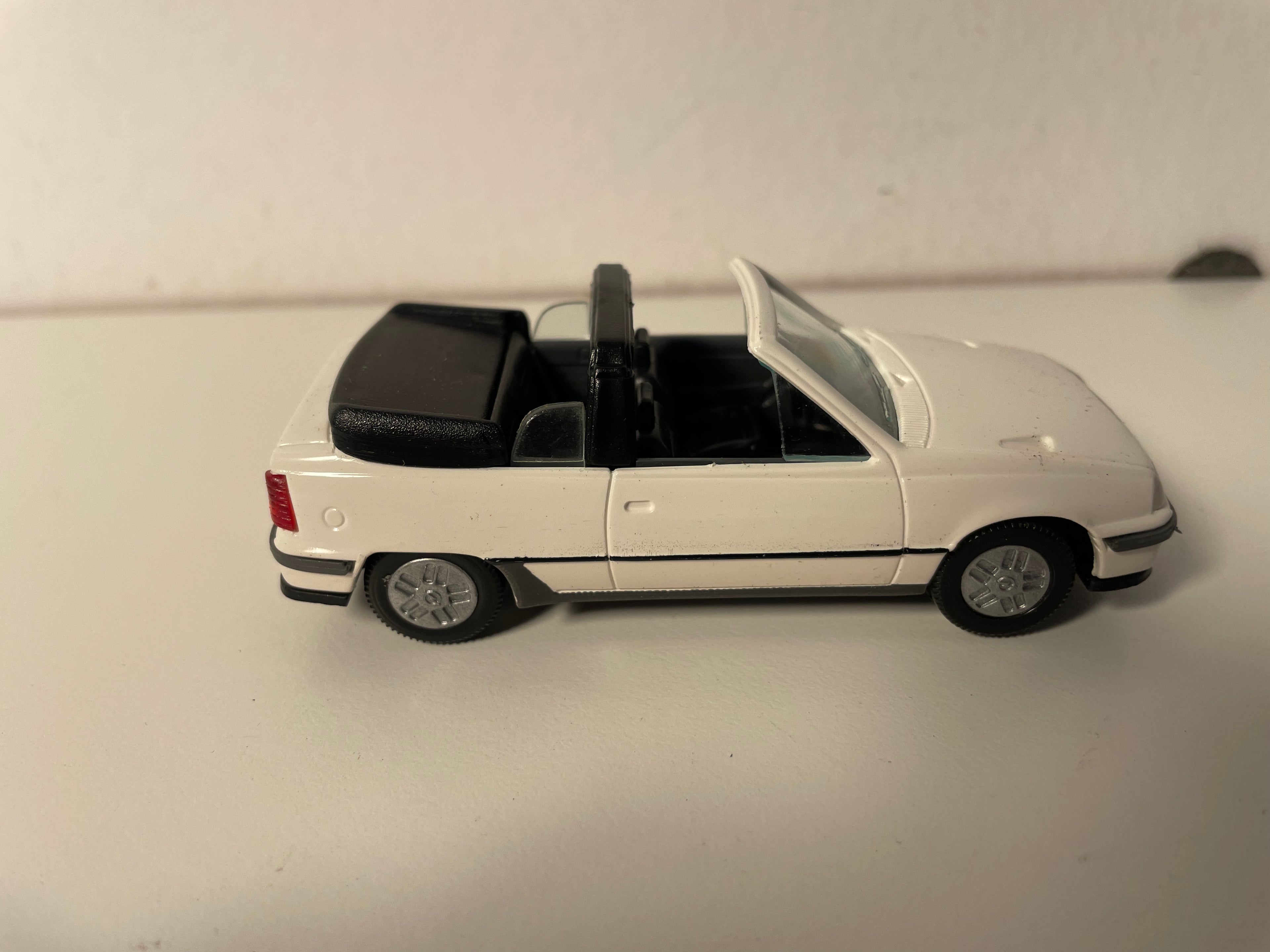 Opel Kadett GSI Cabrio blanche (blanc cassé) - collection GAMA mini référence 1135