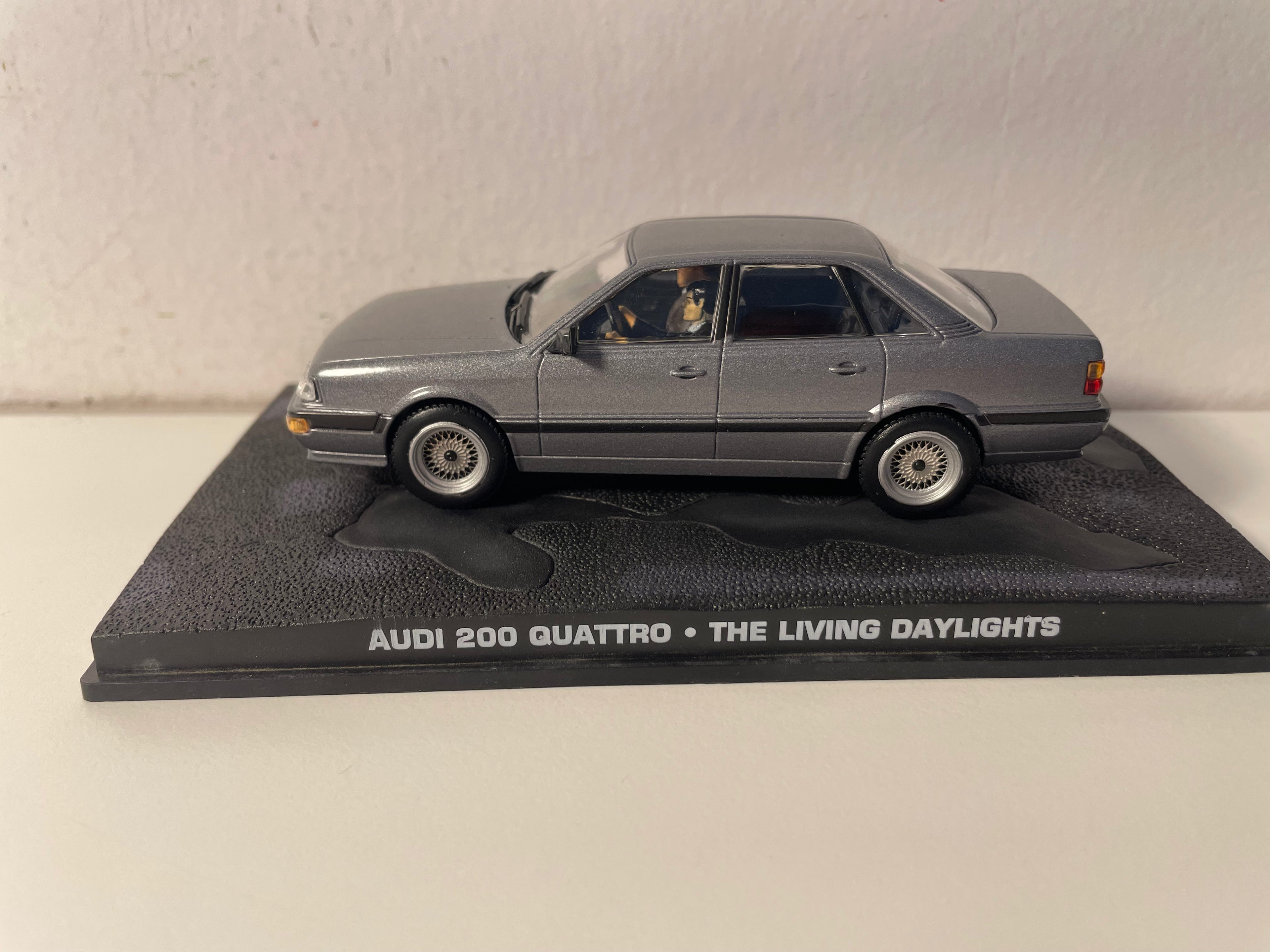 Audi 200 Quattro dunkeleg gréis - JAMES BOND - MURD NIT SPIELEN (The living daylights)