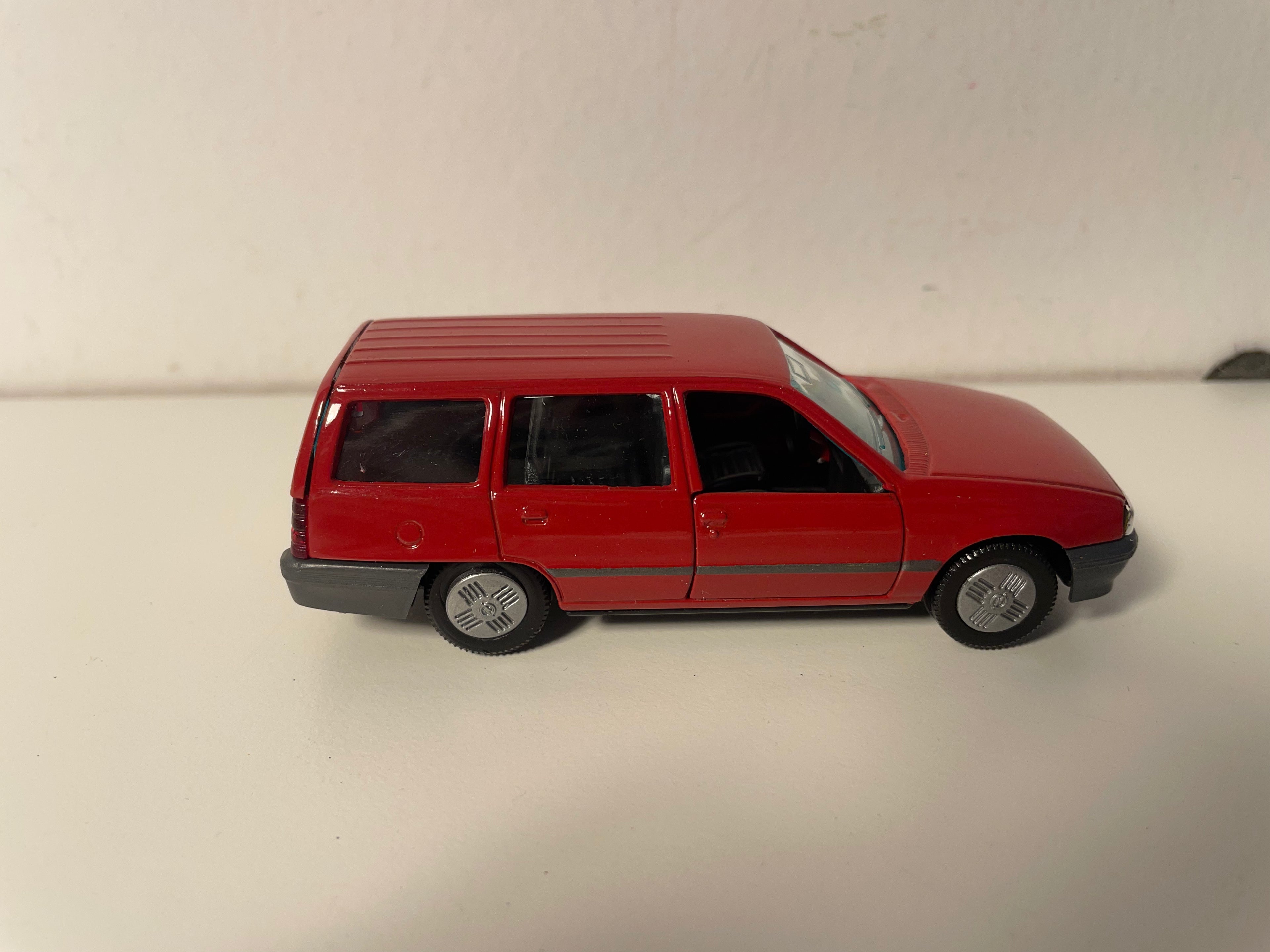 Opel Kadett GL Caravan rouge foncé/marron? - collection GAMA mini référence 1199