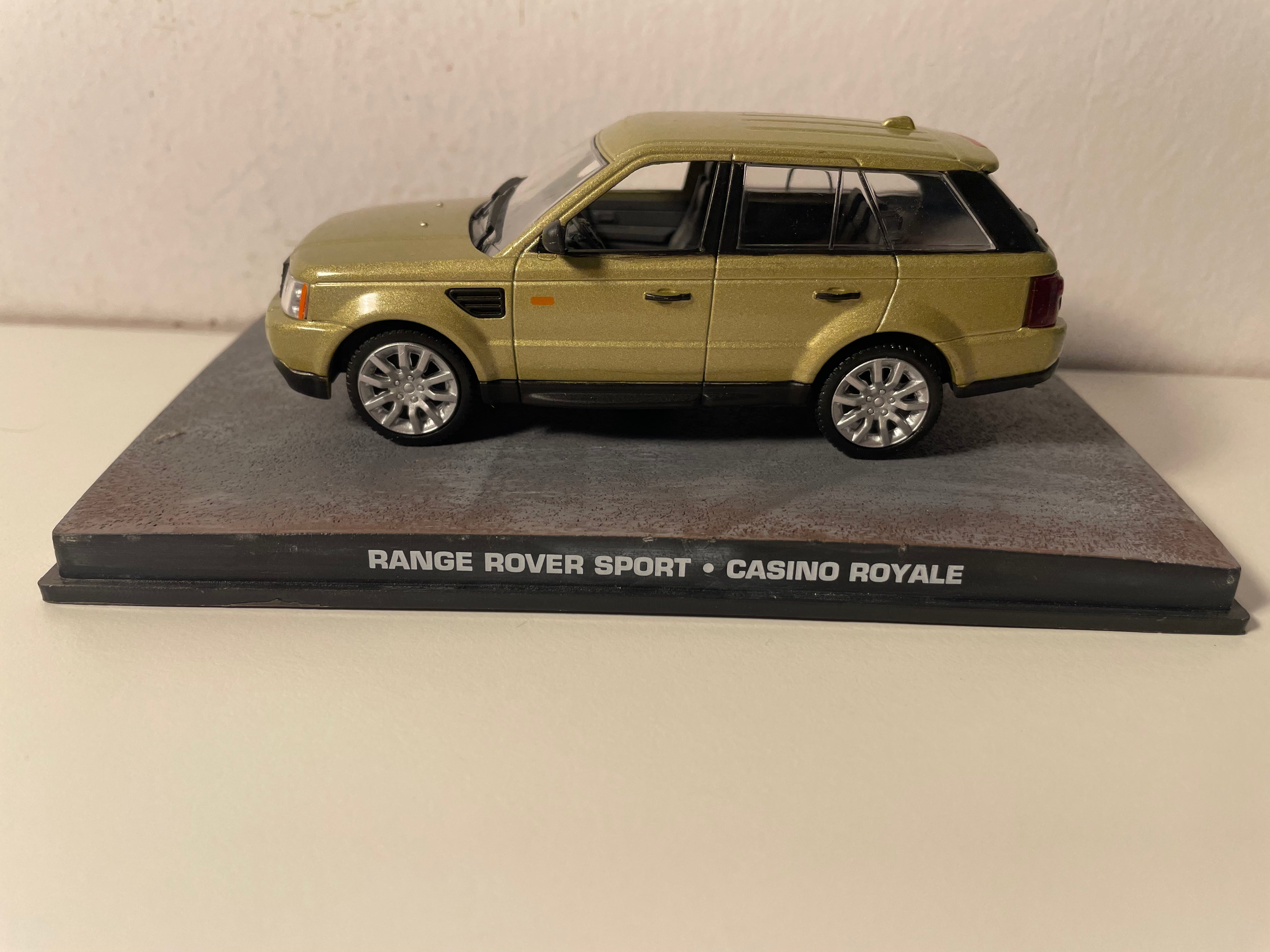 Range Rover Sport verde? - JAMES BOND - CASINO ROYALE