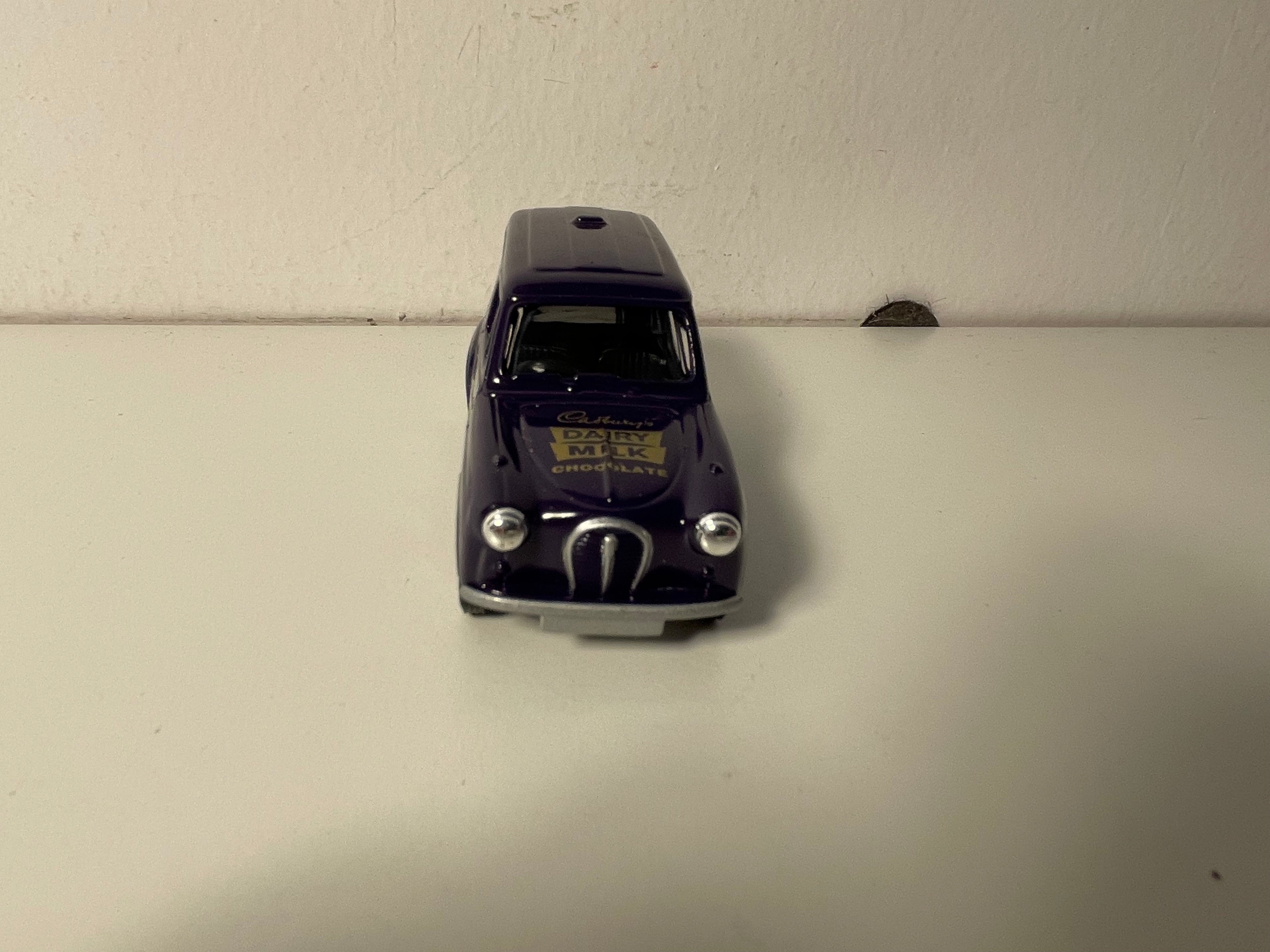 Austin A35 VAN fioletowy z reklamą "Dairy Milk - Cadbury" - CORGI nr 61209