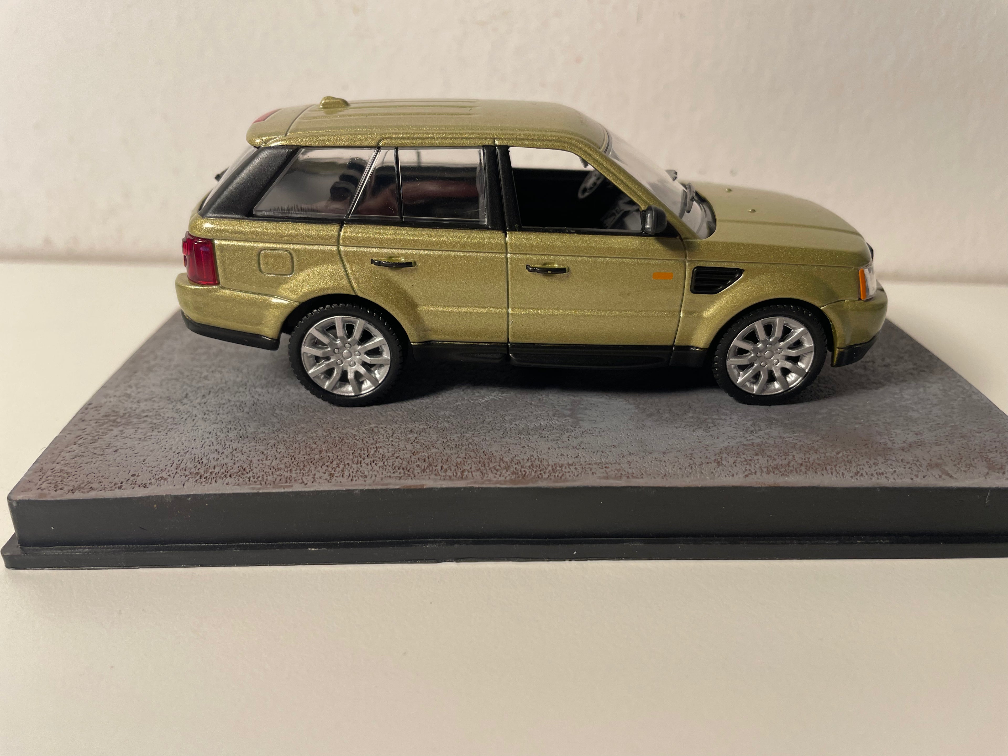 Range Rover Sport verde? - JAMES BOND - CASINO ROYALE