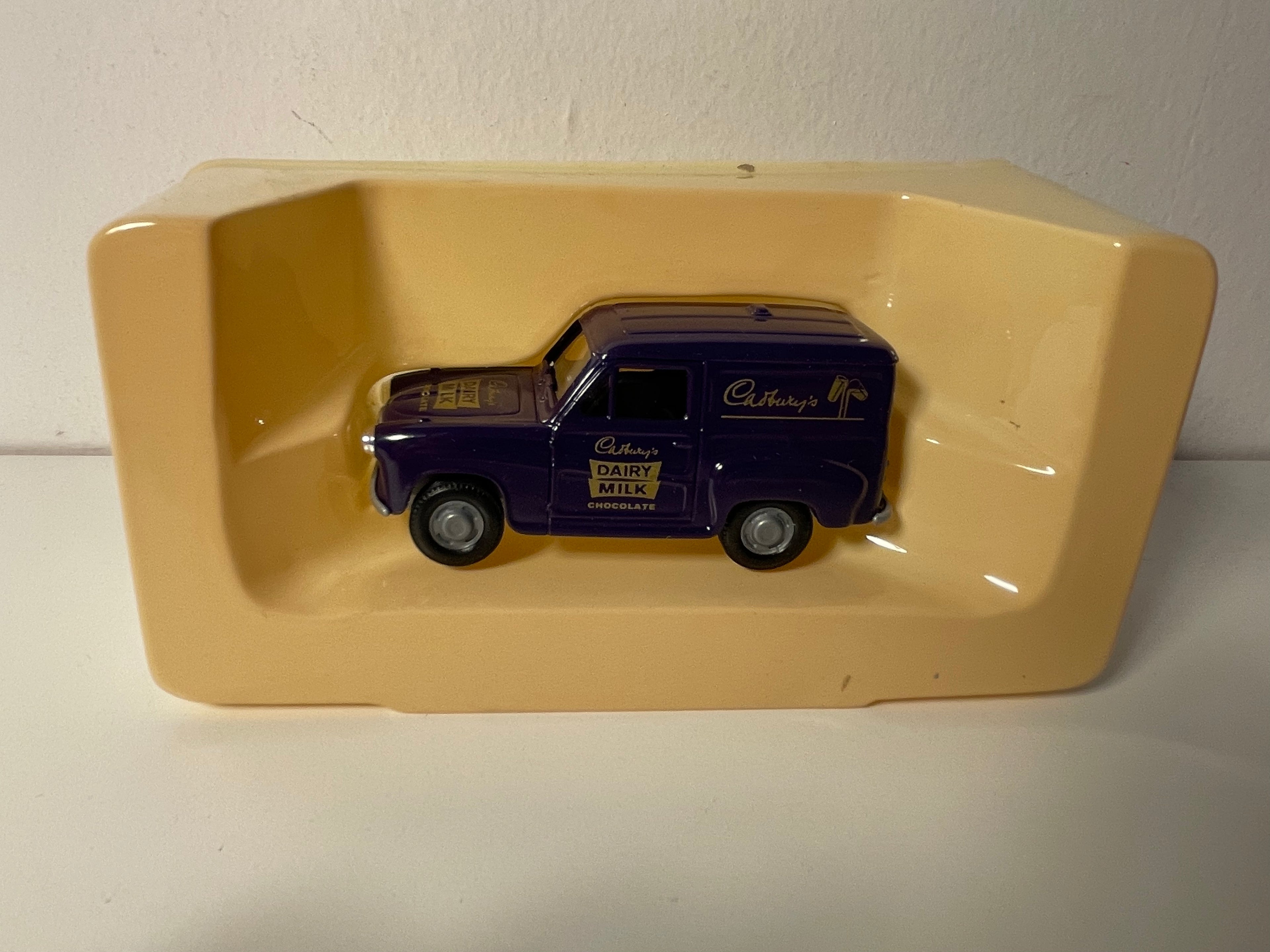 Austin A35 VAN fioletowy z reklamą "Dairy Milk - Cadbury" - CORGI nr 61209