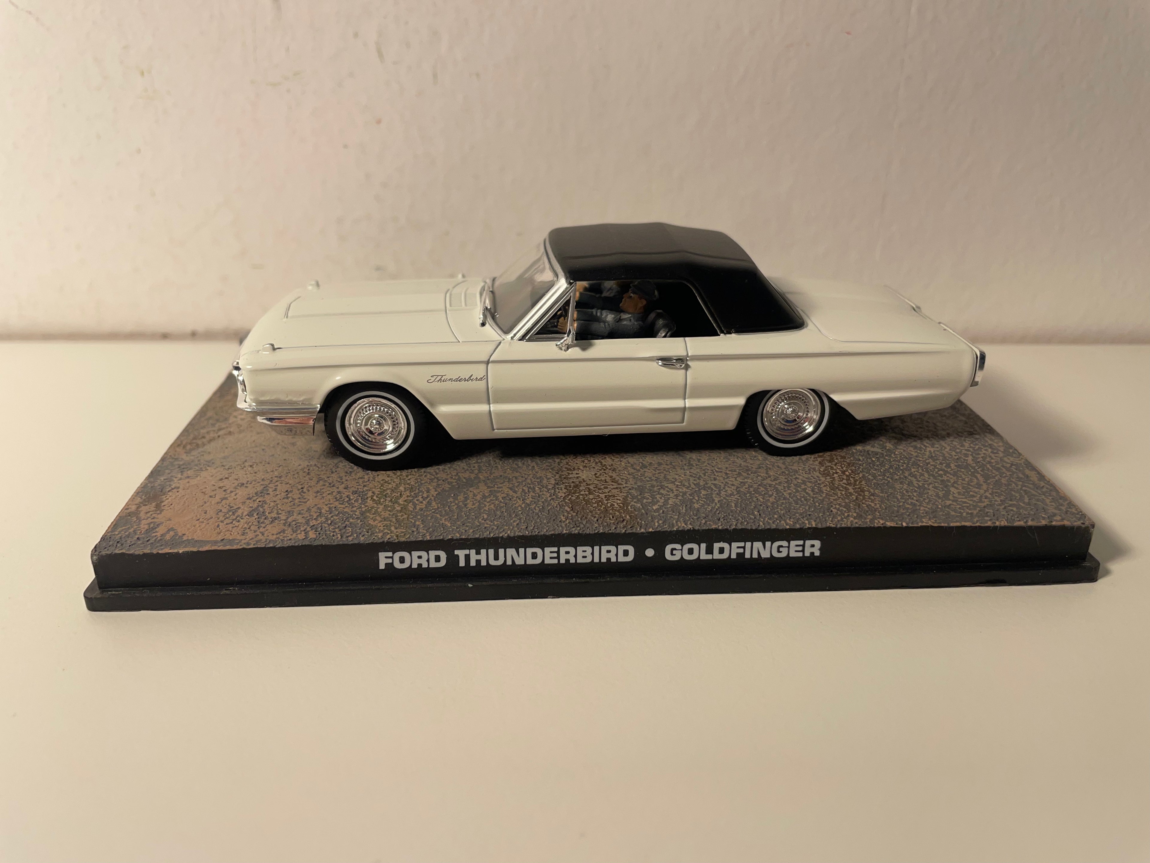 Weißer Ford Thunderbird mit schwarzem Dach - JAMES BOND - GOLDFINGER