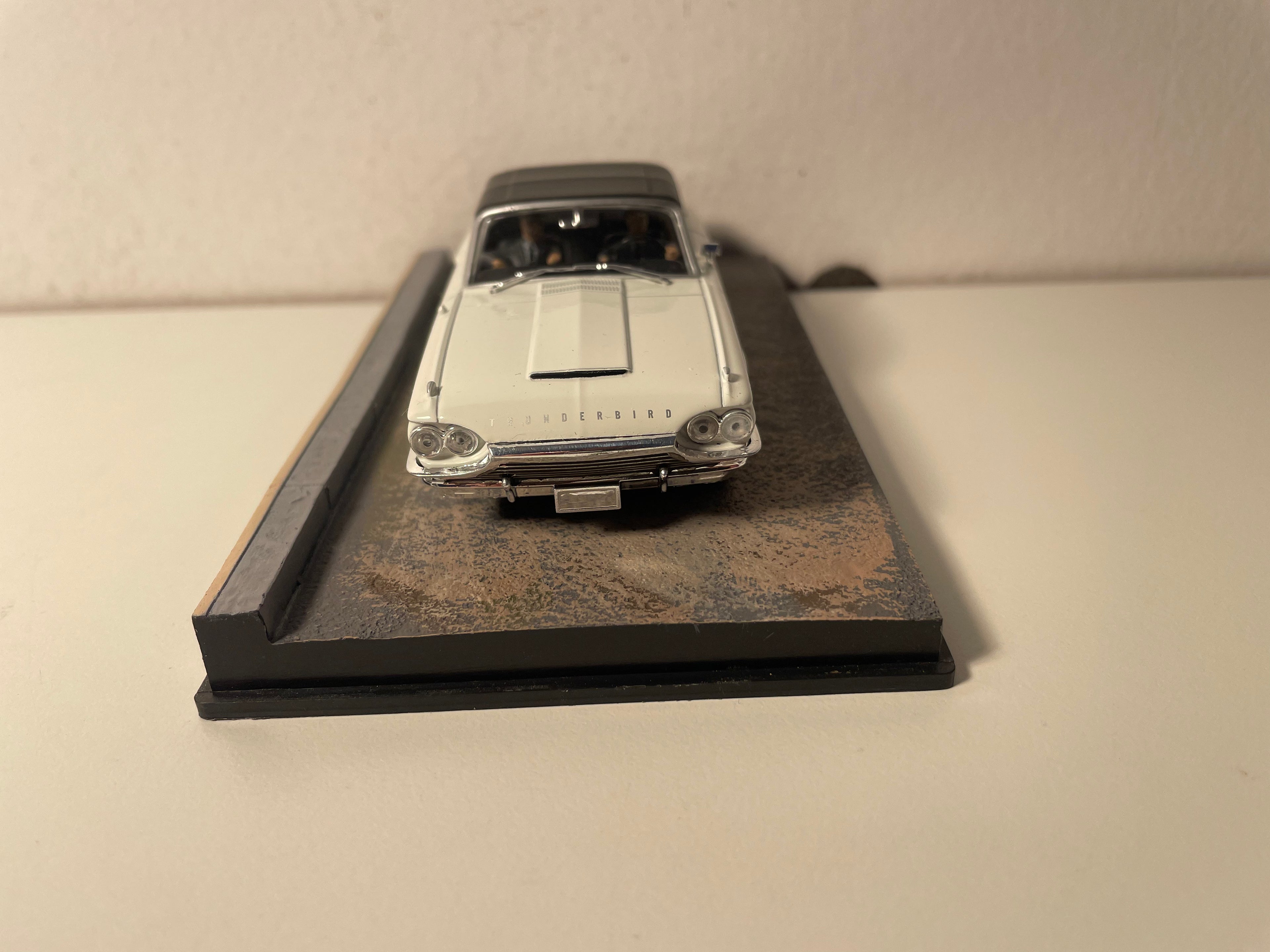 Weißer Ford Thunderbird mit schwarzem Dach - JAMES BOND - GOLDFINGER