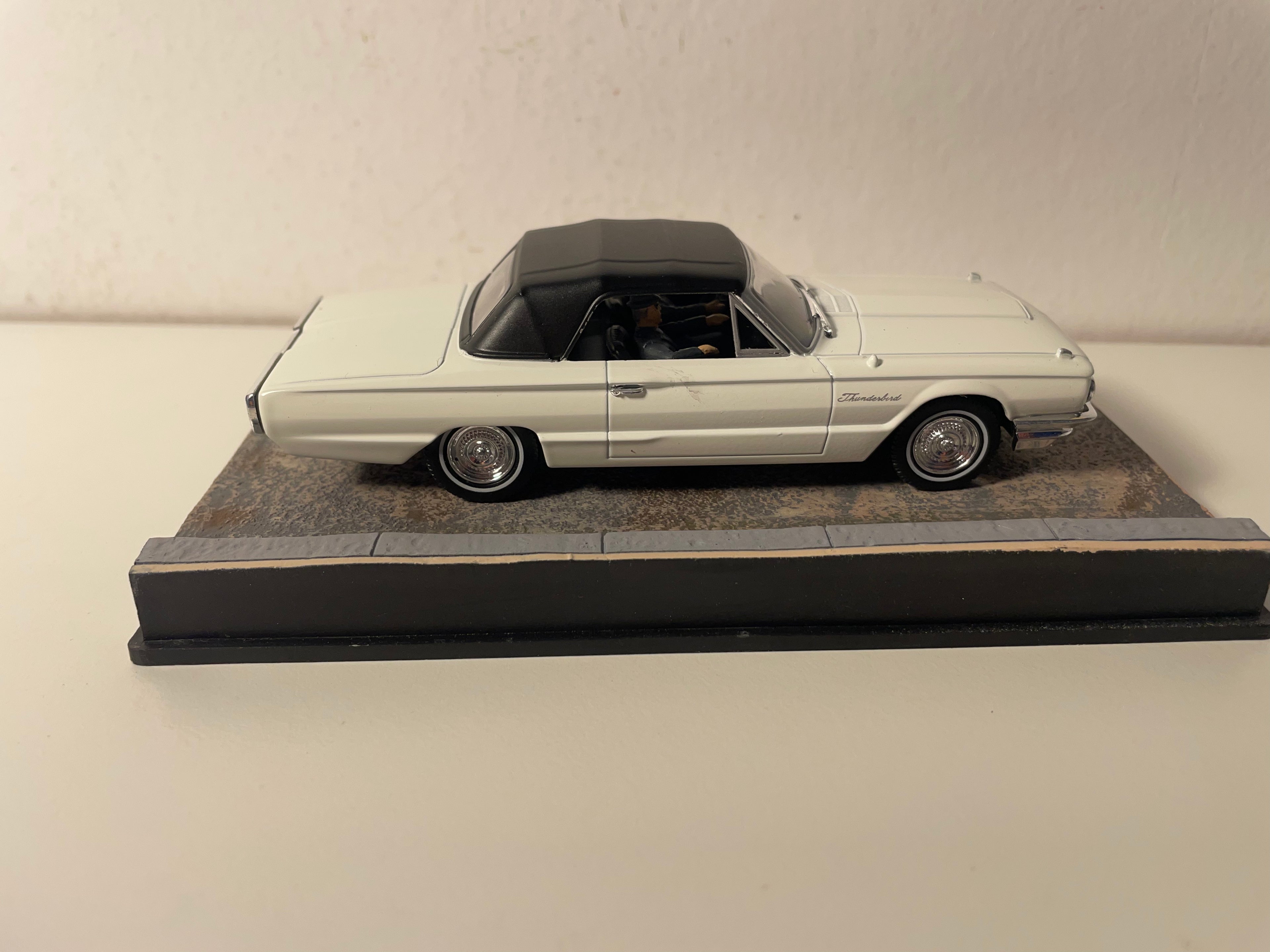 Weißer Ford Thunderbird mit schwarzem Dach - JAMES BOND - GOLDFINGER
