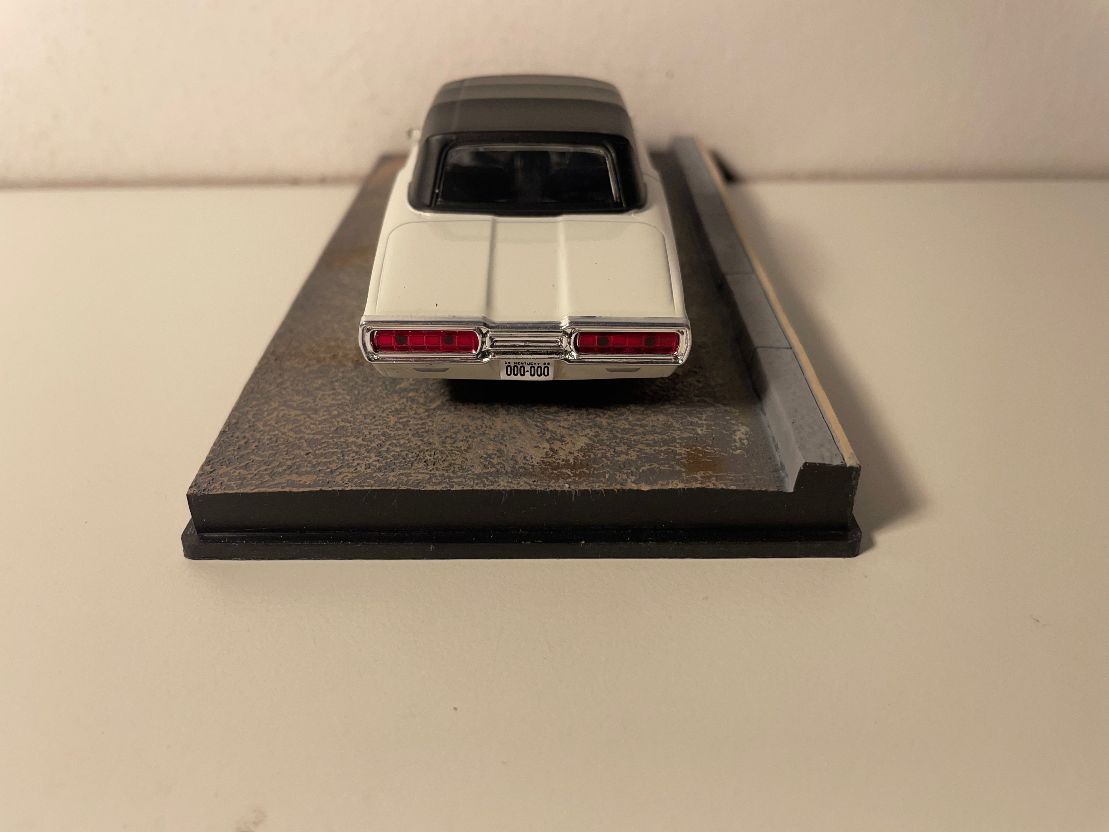 Weißer Ford Thunderbird mit schwarzem Dach - JAMES BOND - GOLDFINGER