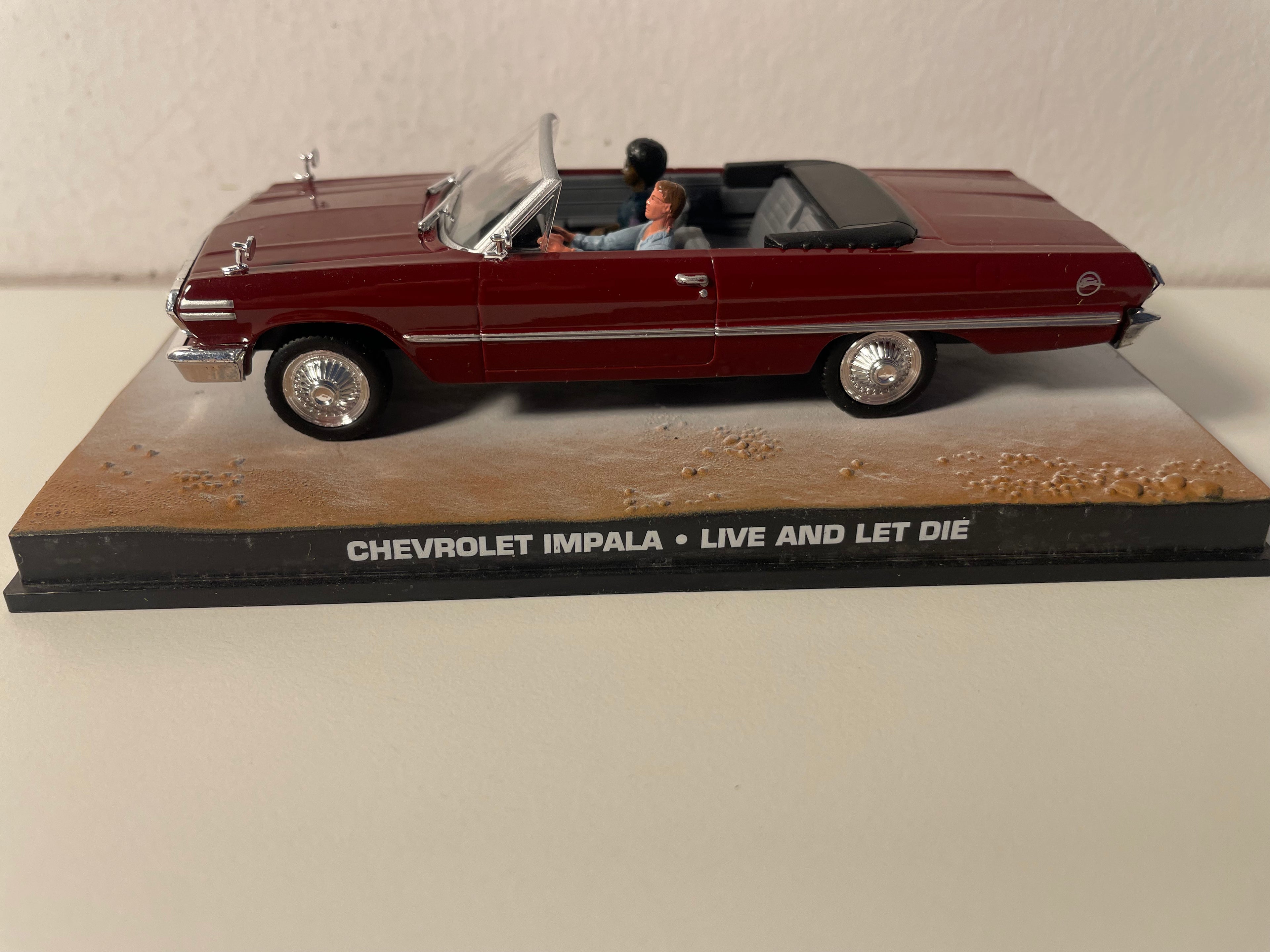 Chevrolet Impala color Borgogna - JAMES BOND - VIVERE E LASCIA MORIRE