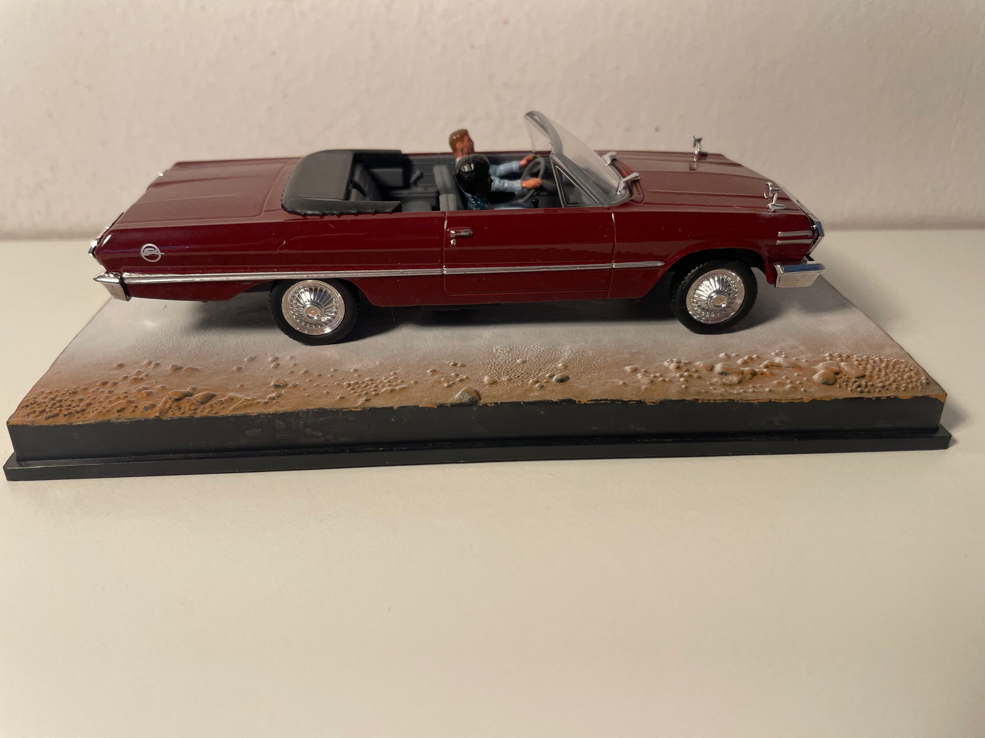 Chevrolet Impala color Borgogna - JAMES BOND - VIVERE E LASCIA MORIRE