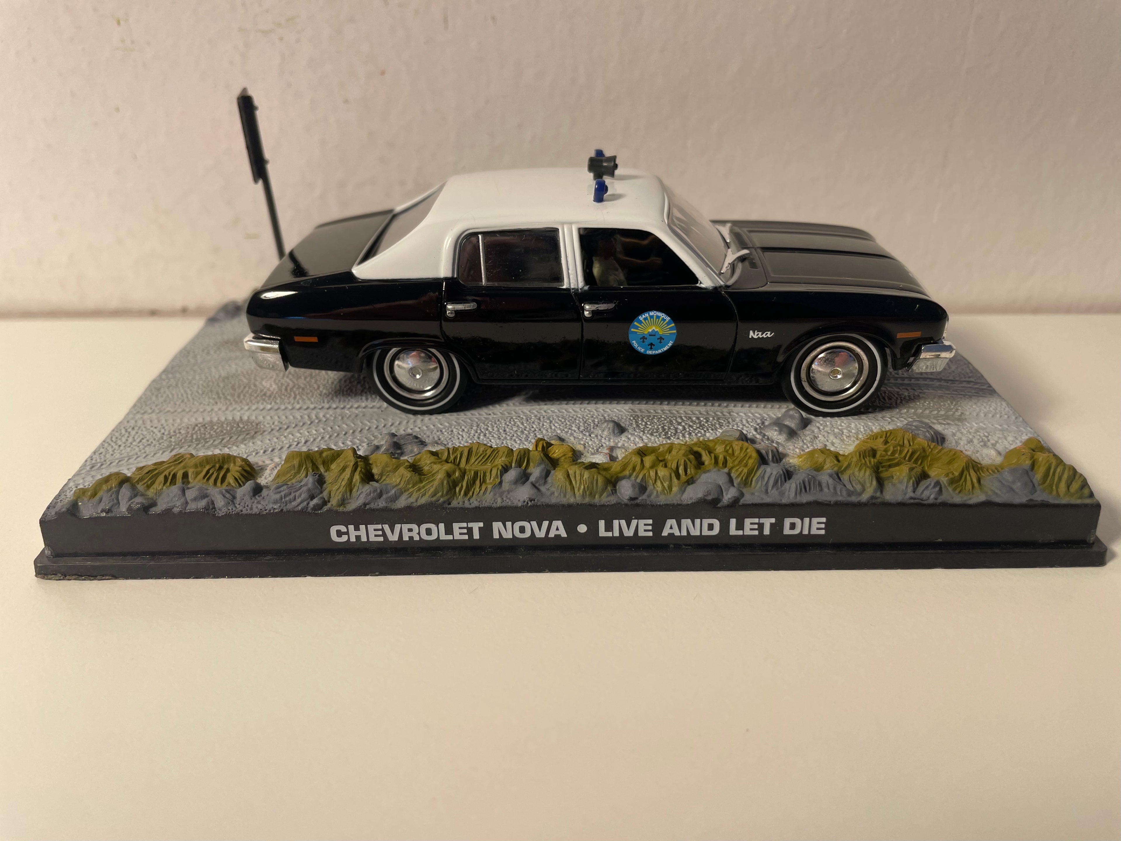 Weiße und schwarze Chevrolet Nova - JAMES BOND - LEBE UND LASSEN STERBEN