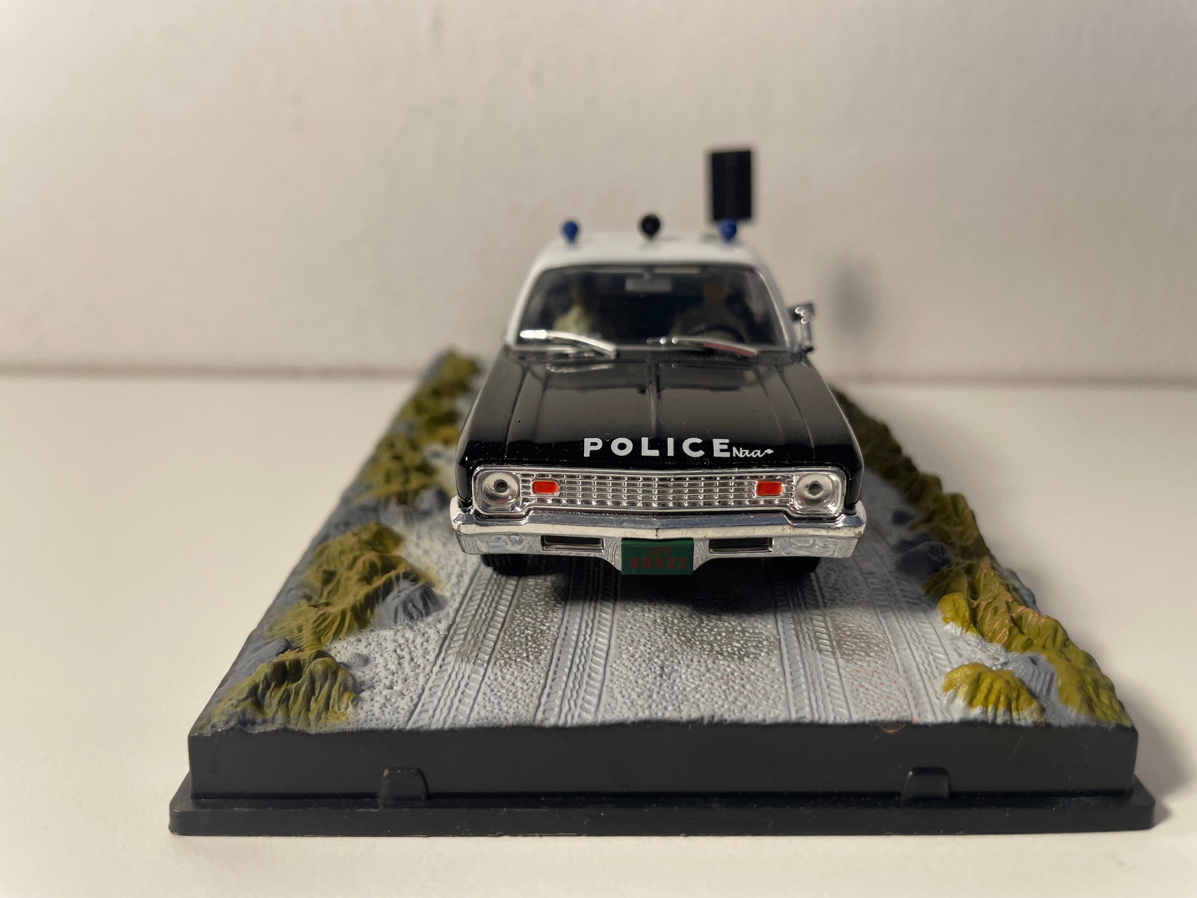 Weiße und schwarze Chevrolet Nova - JAMES BOND - LEBE UND LASSEN STERBEN