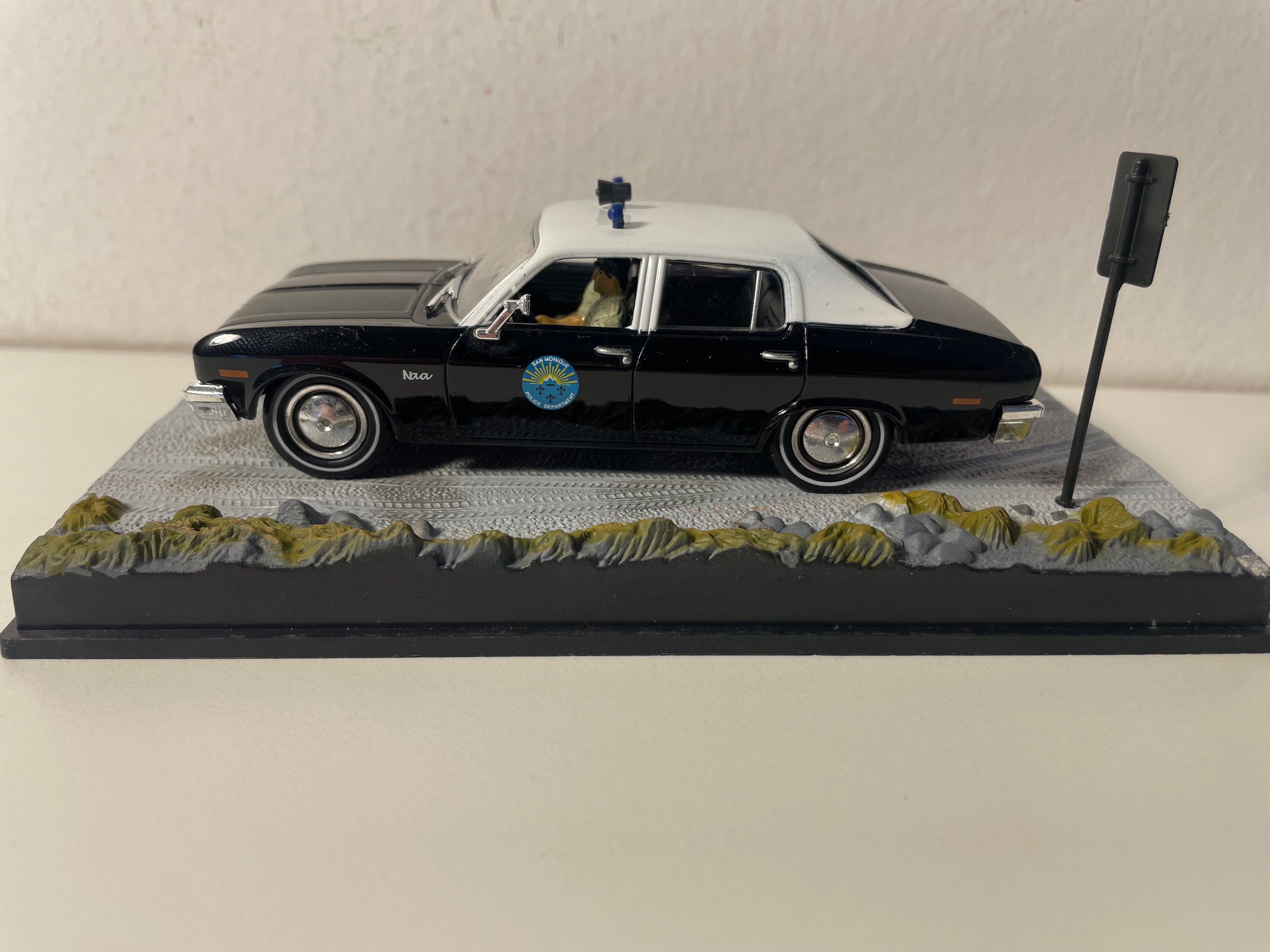Weiße und schwarze Chevrolet Nova - JAMES BOND - LEBE UND LASSEN STERBEN