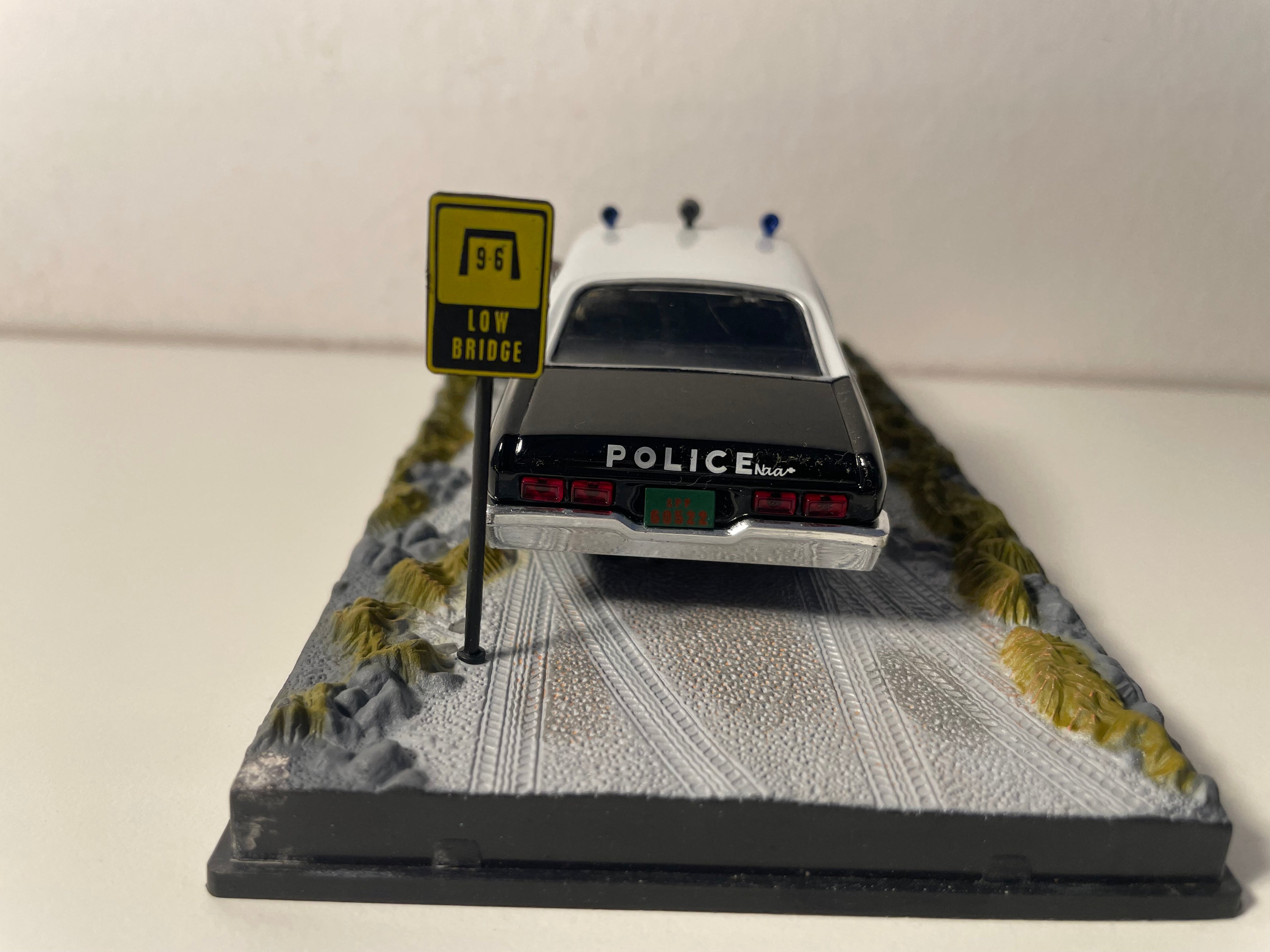 Weiße und schwarze Chevrolet Nova - JAMES BOND - LEBE UND LASSEN STERBEN