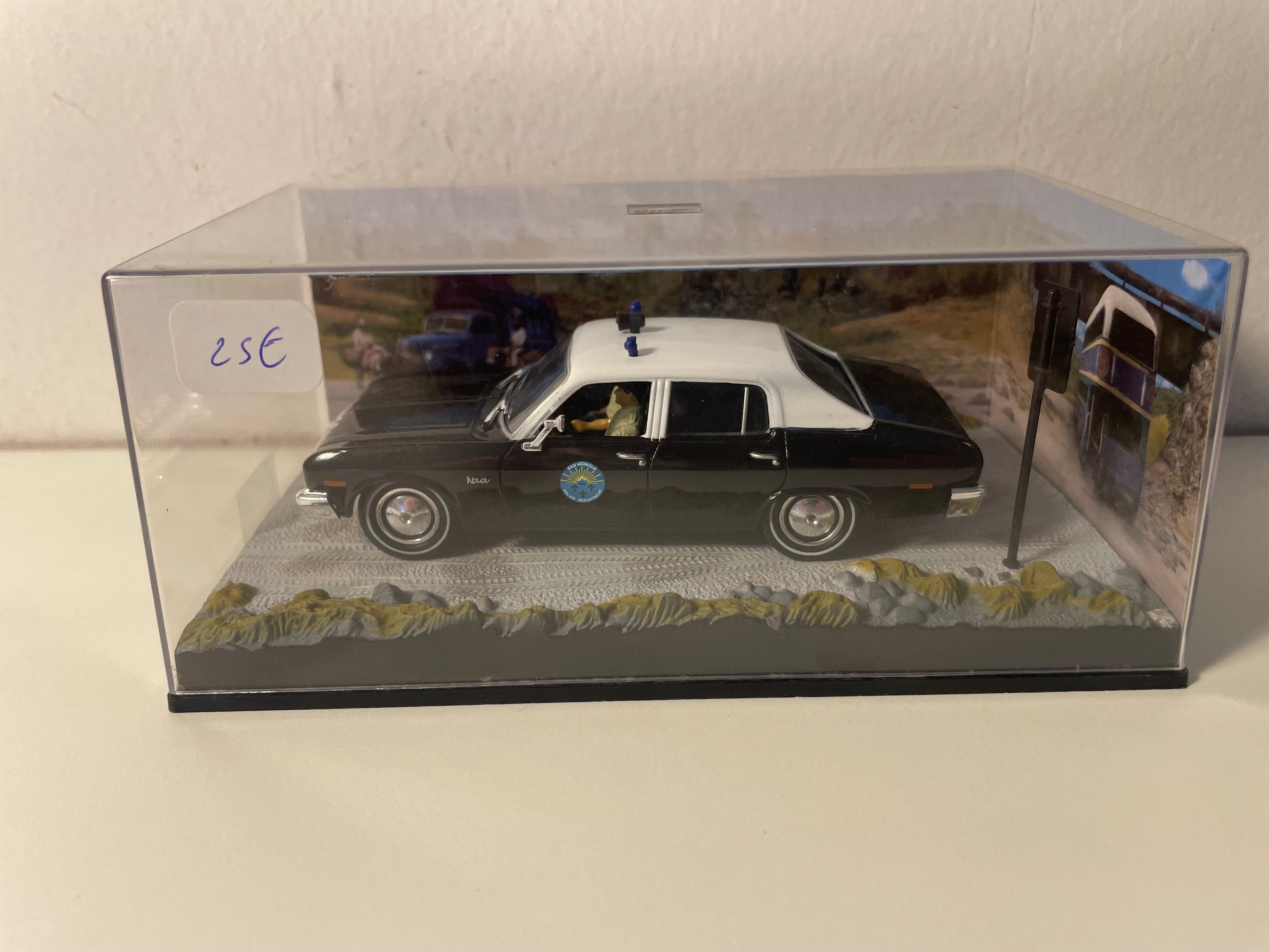 Weiße und schwarze Chevrolet Nova - JAMES BOND - LEBE UND LASSEN STERBEN