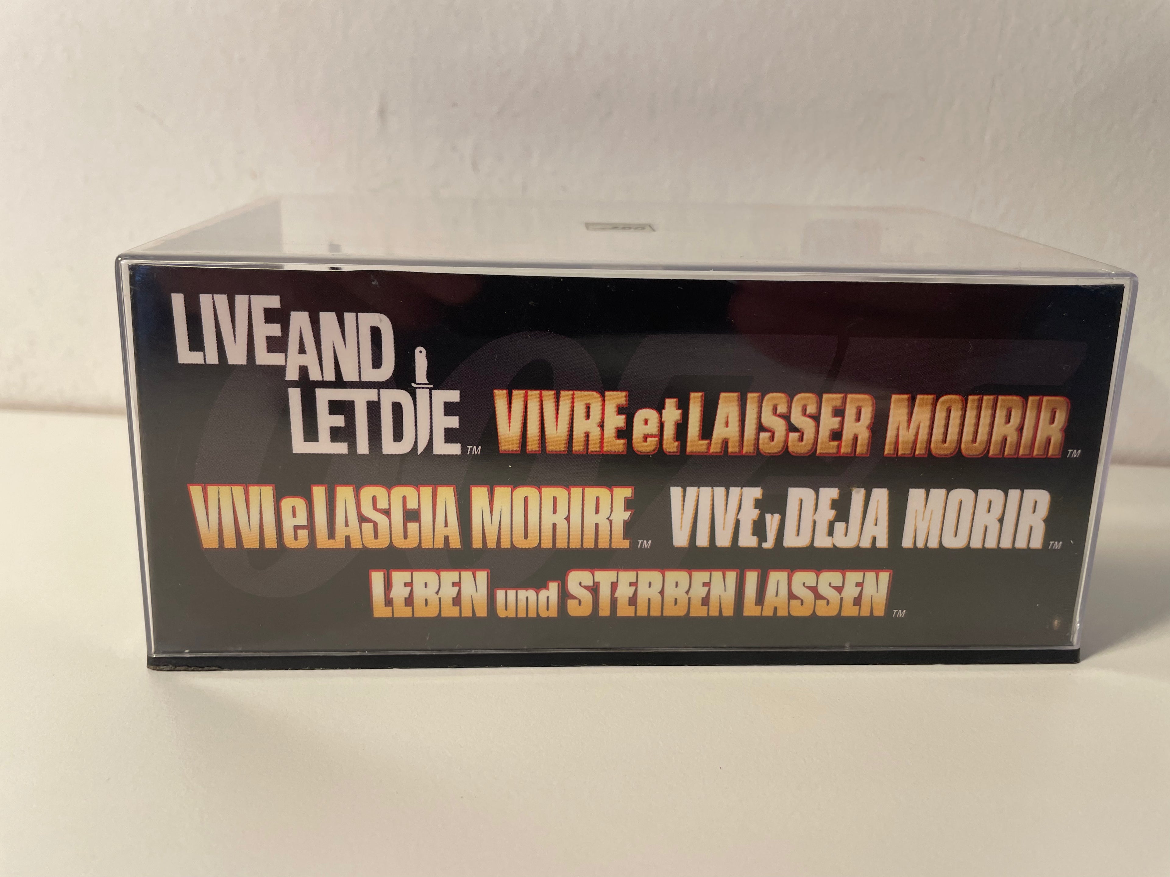 Chevrolet Nova blanche et noire - JAMES BOND - VIVRE ET LAISSER MOURIR (Live and let die)