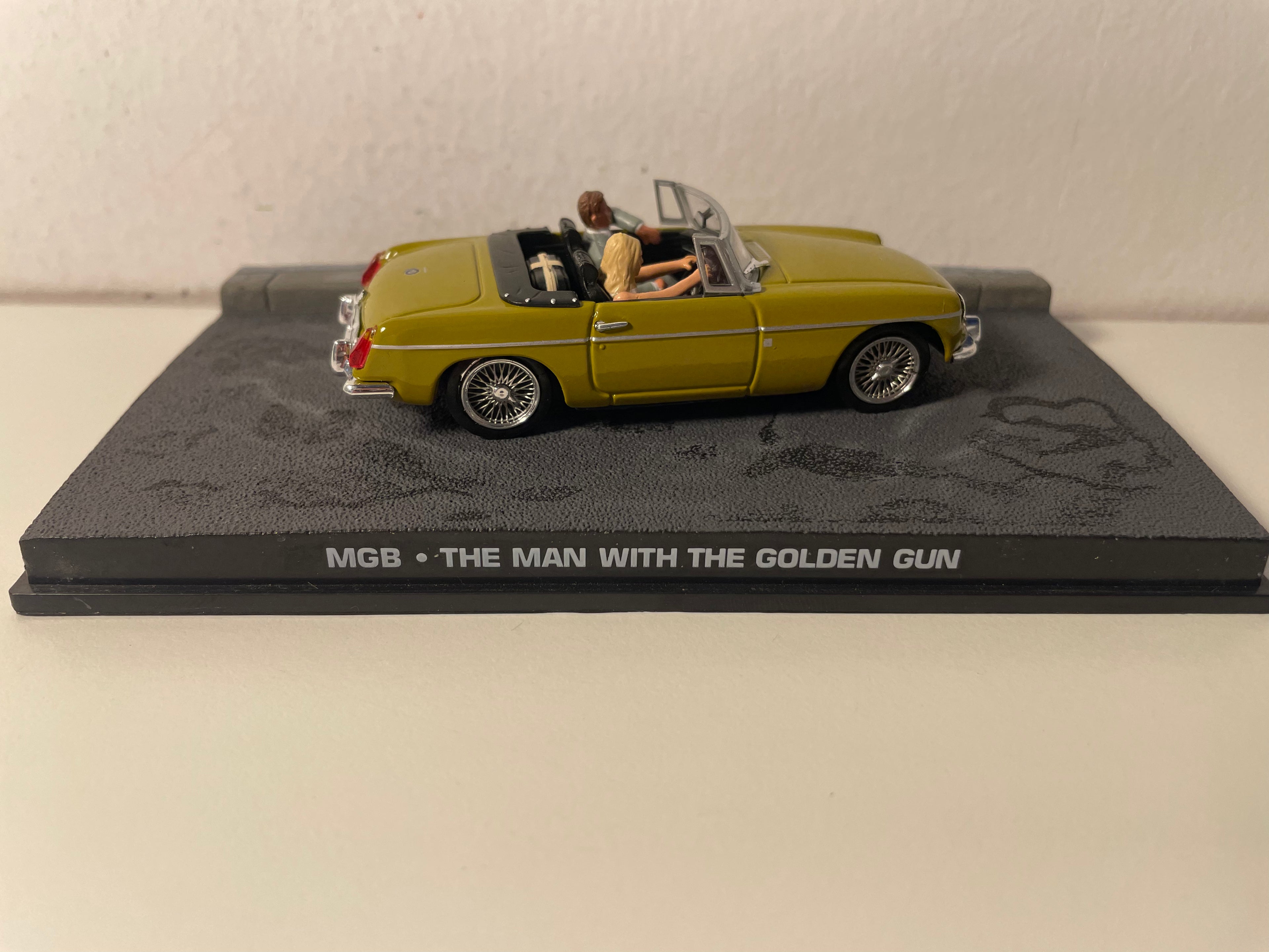 MGB marron?? - JAMES BOND - DE MANN MAT DEM GAOLDE PISTOLET (The man with the golden gun)