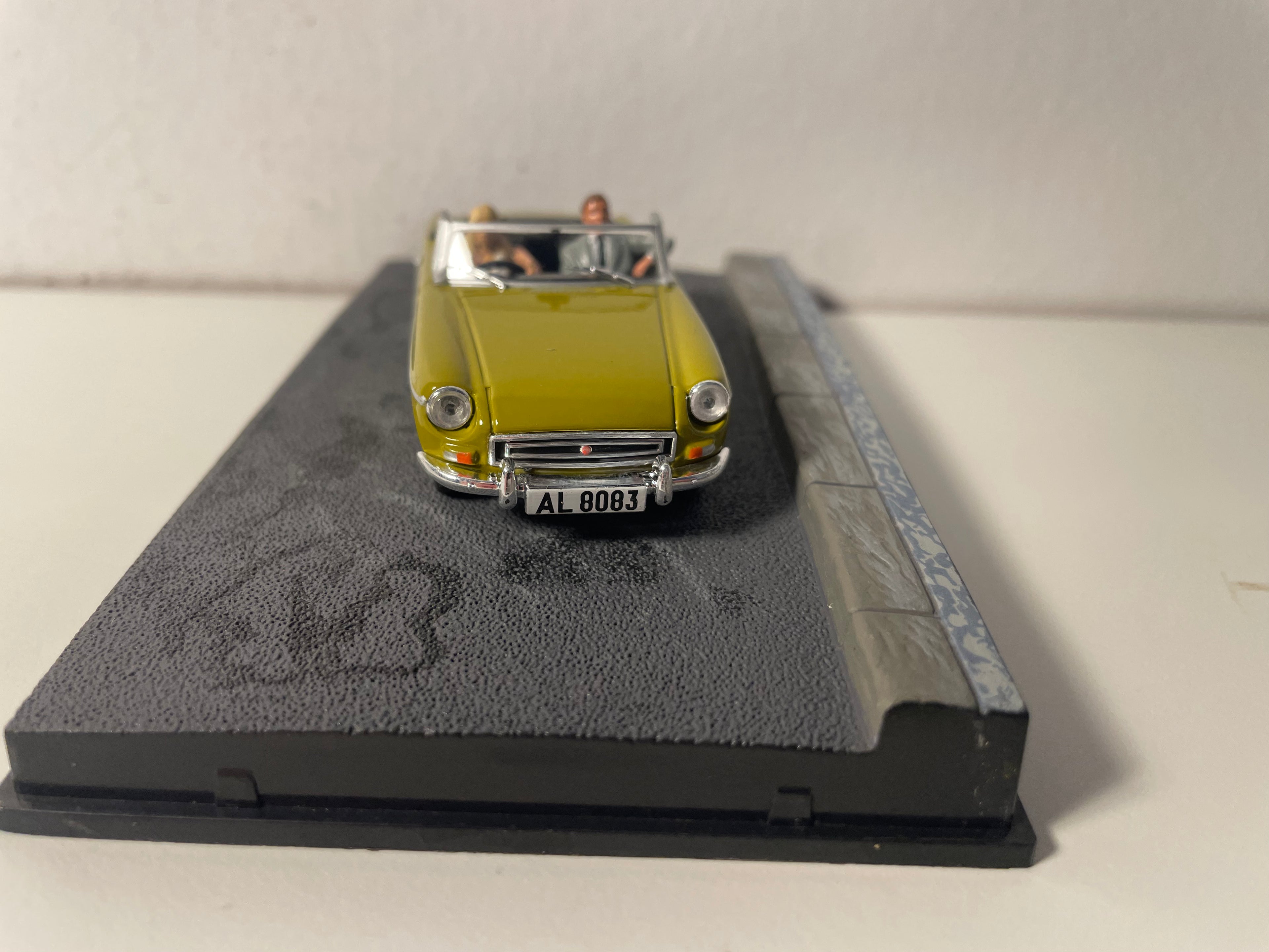 MGB marron?? - JAMES BOND - DE MANN MAT DEM GAOLDE PISTOLET (The man with the golden gun)