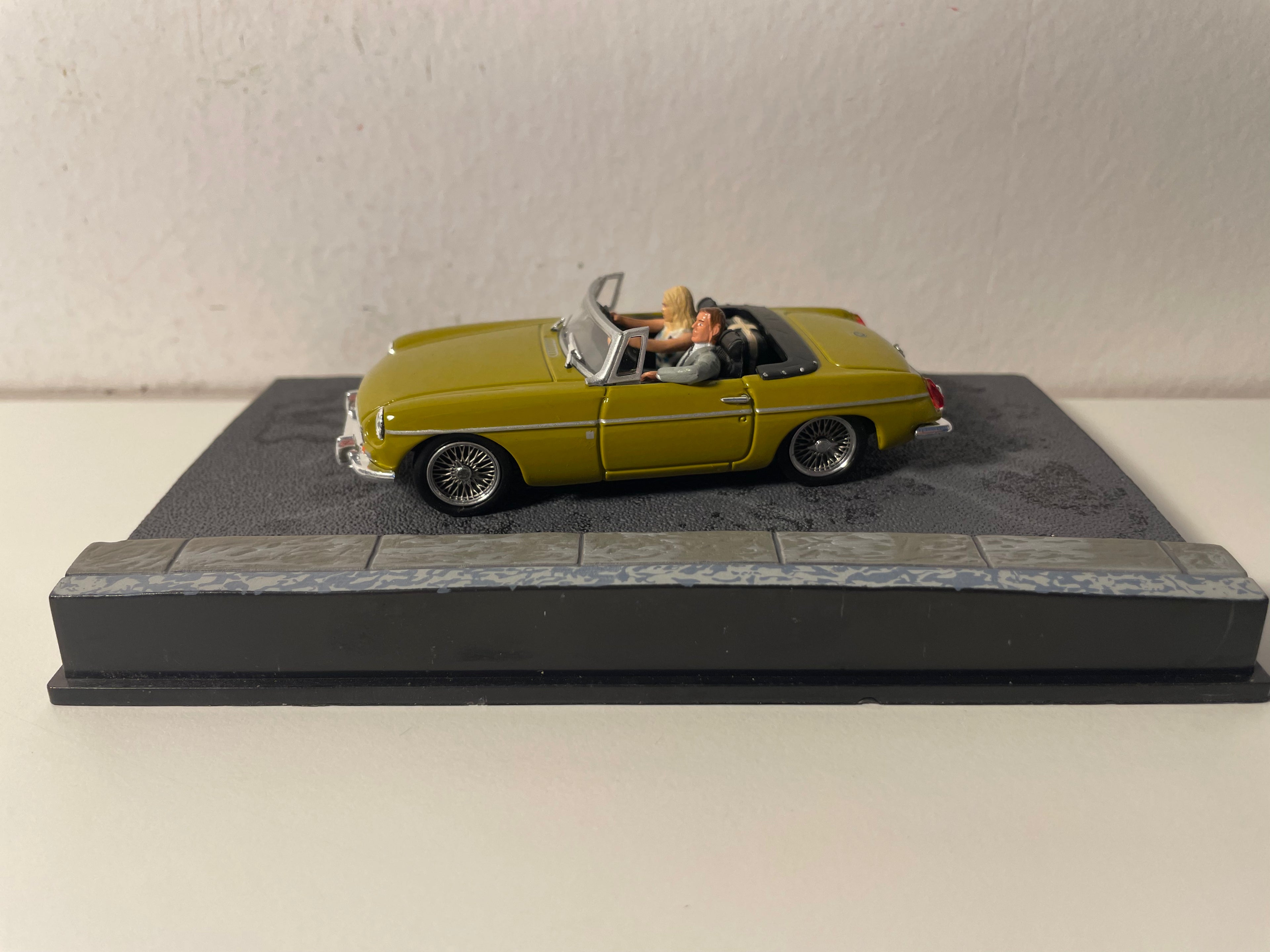 MGB marron?? - JAMES BOND - DE MANN MAT DEM GAOLDE PISTOLET (The man with the golden gun)
