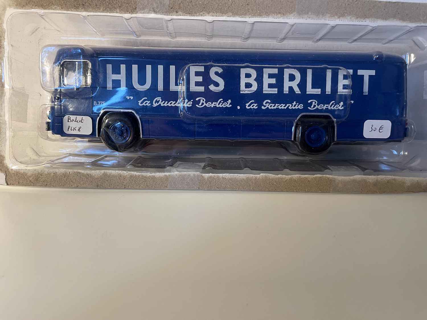 Camion Berliet PLK 8 bleu Huiles BERLIET (avec blister mais sans le carton)