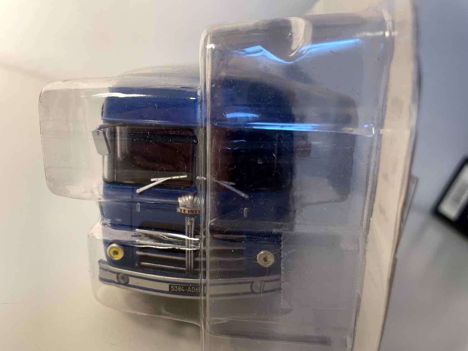 Camion Berliet PLK 8 bleu Huiles BERLIET (avec blister mais sans le carton)