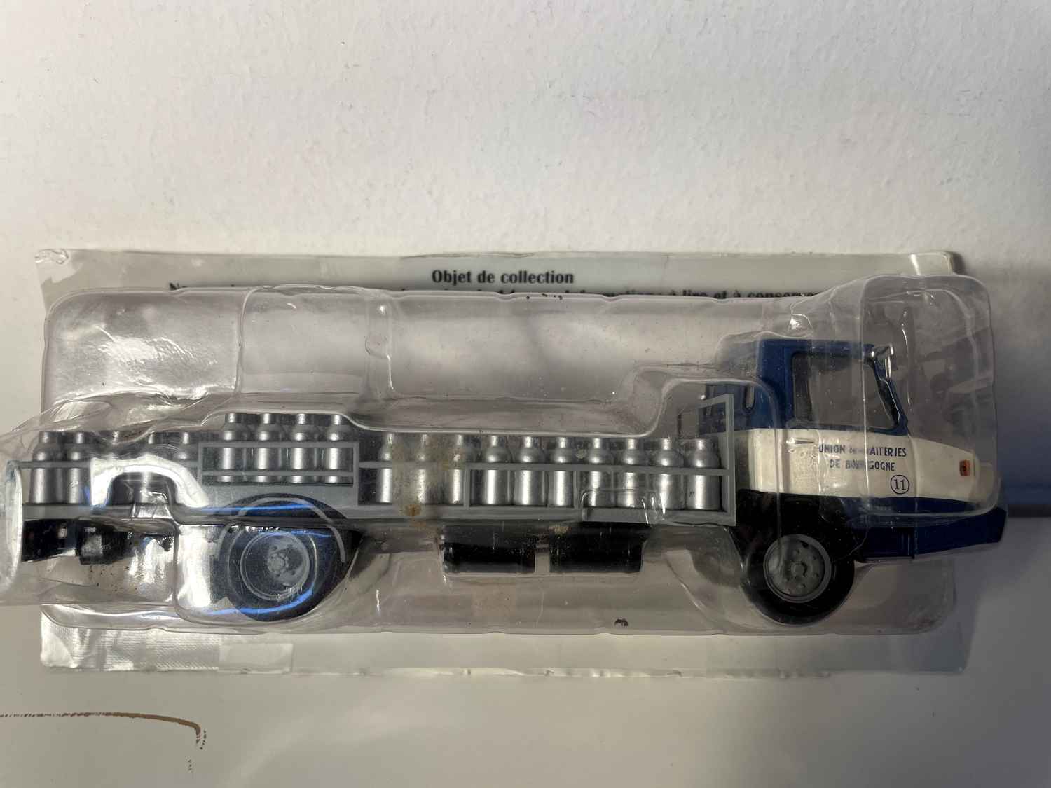 Camion Berliet Stradair 20 camion laitier (Union des Laiteries de Bourgogne) - Collection Hachette
