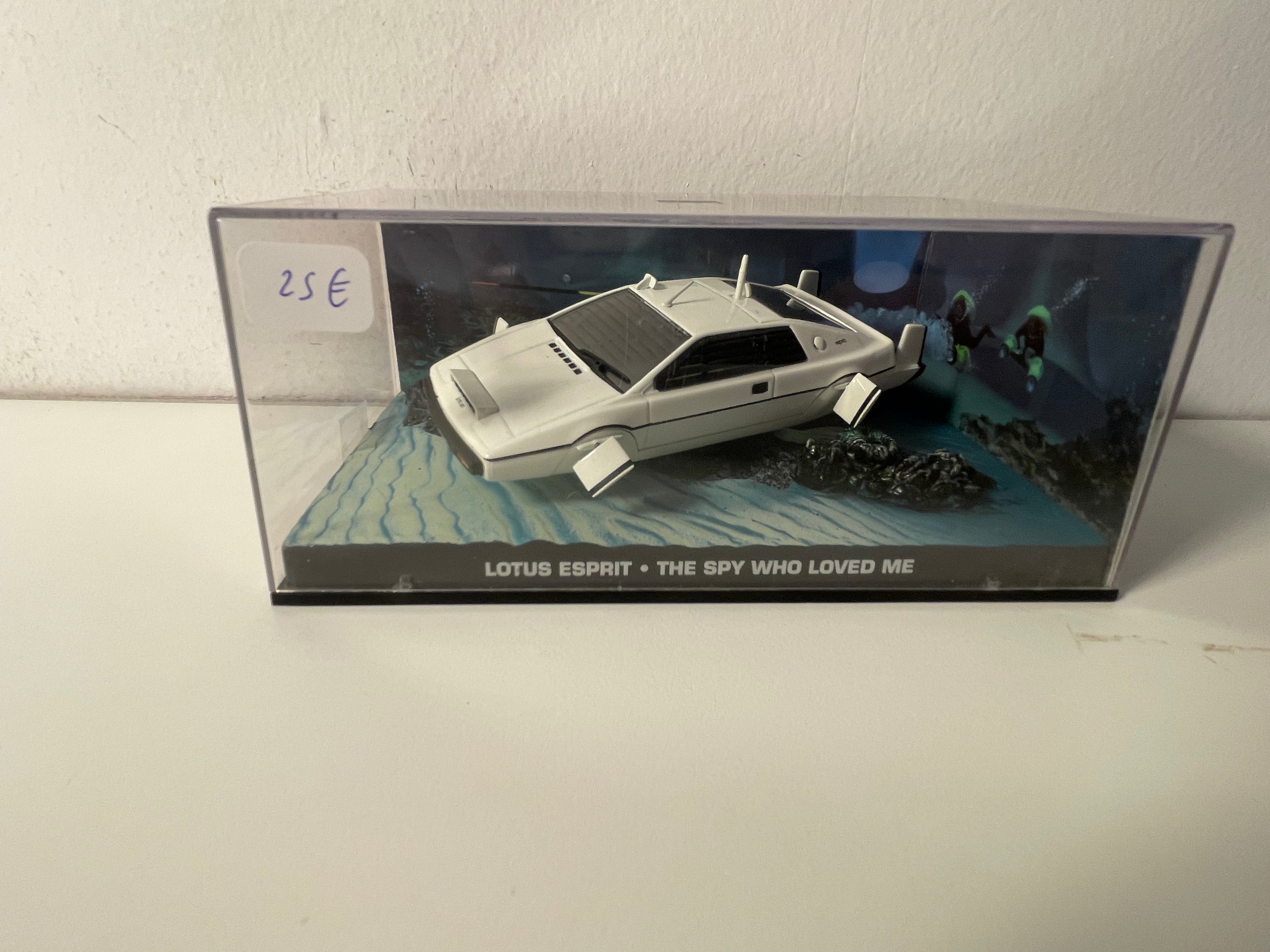 Lotus Esprit biała - JAMES BOND - L'ESPION QUI M'AIMAIT (Szpieg, który mnie kochał)