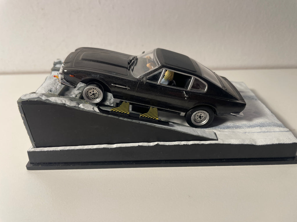 Aston Martin V8 Vantage schwaarz - JAMES BOND - MIERKEN NET SPIEL (The Living Daylights)