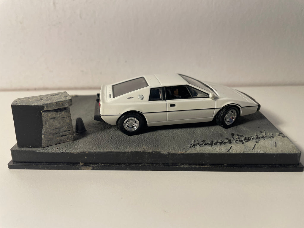 Biała Lotus Esprit - JAMES BOND - L'ESPION QUI M'AIMAIT (Szpieg, który mnie kochał)