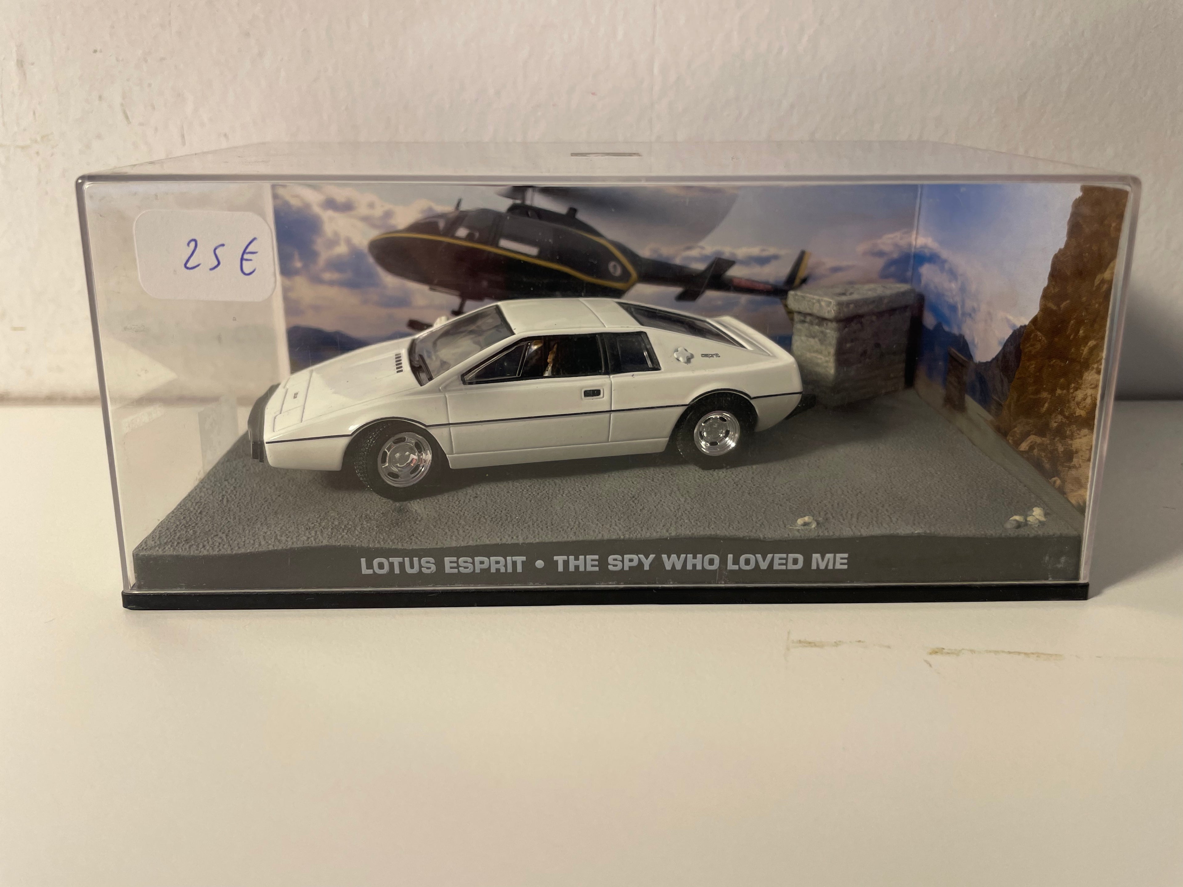 Biała Lotus Esprit - JAMES BOND - L'ESPION QUI M'AIMAIT (Szpieg, który mnie kochał)