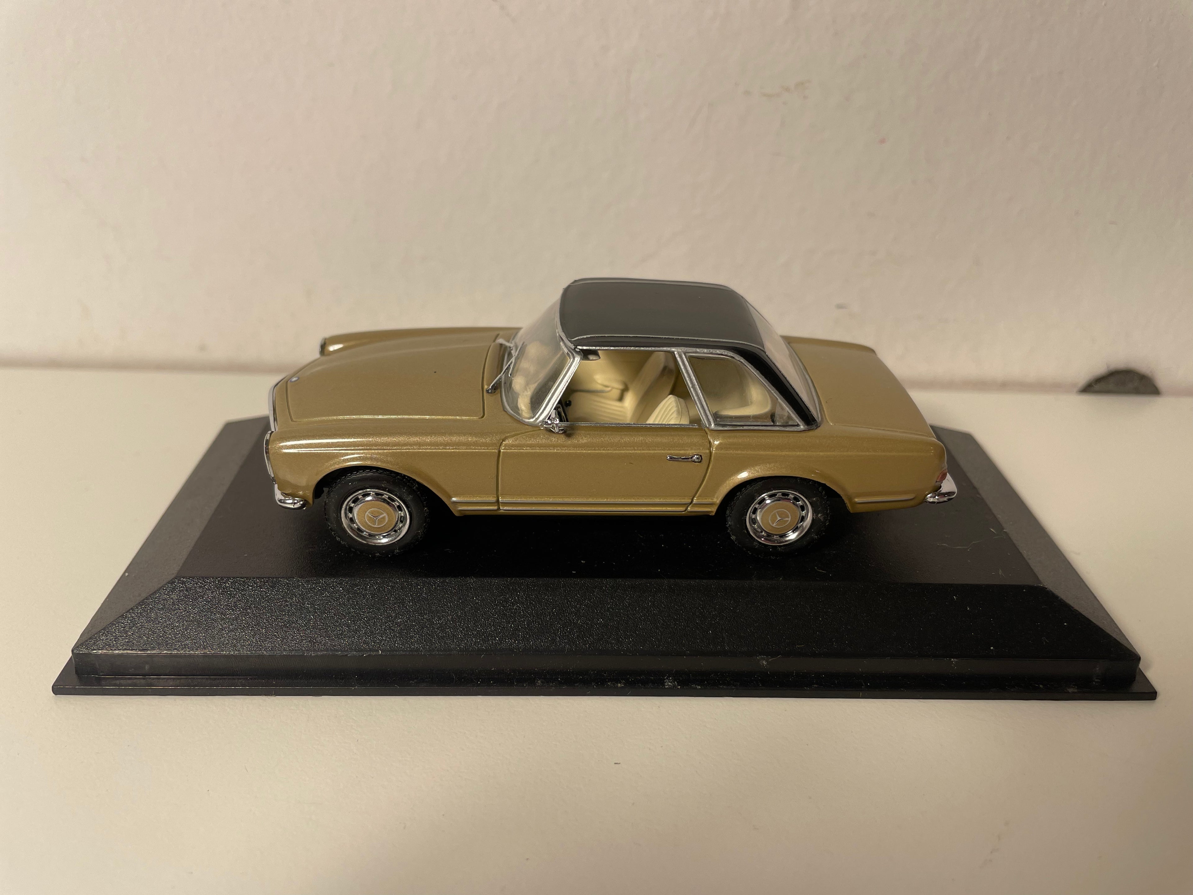 Mercedes-Benz 280 SL Pagode kolor złoty - MINICHAMPS