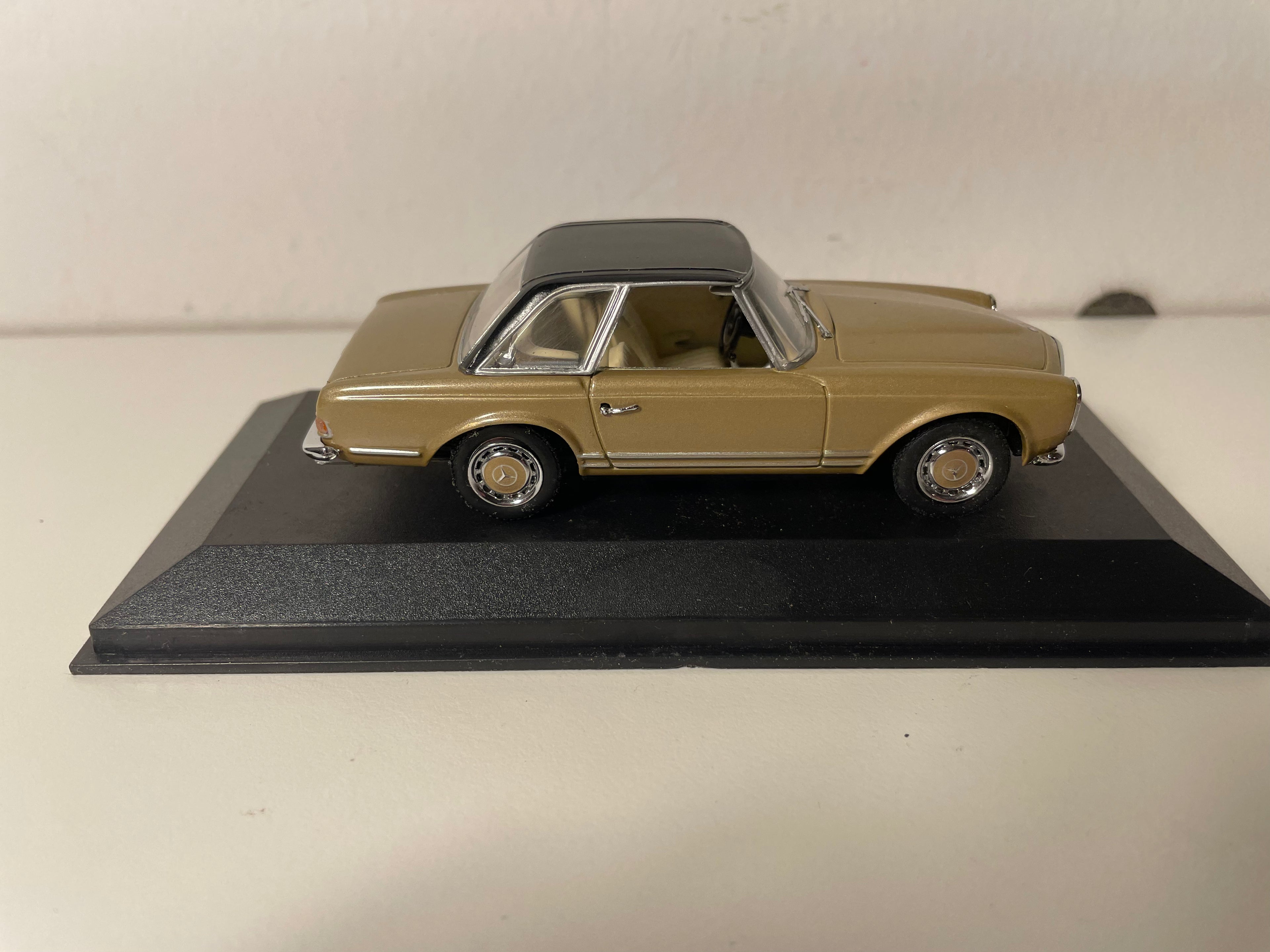 Mercedes-Benz 280 SL Pagode kolor złoty - MINICHAMPS