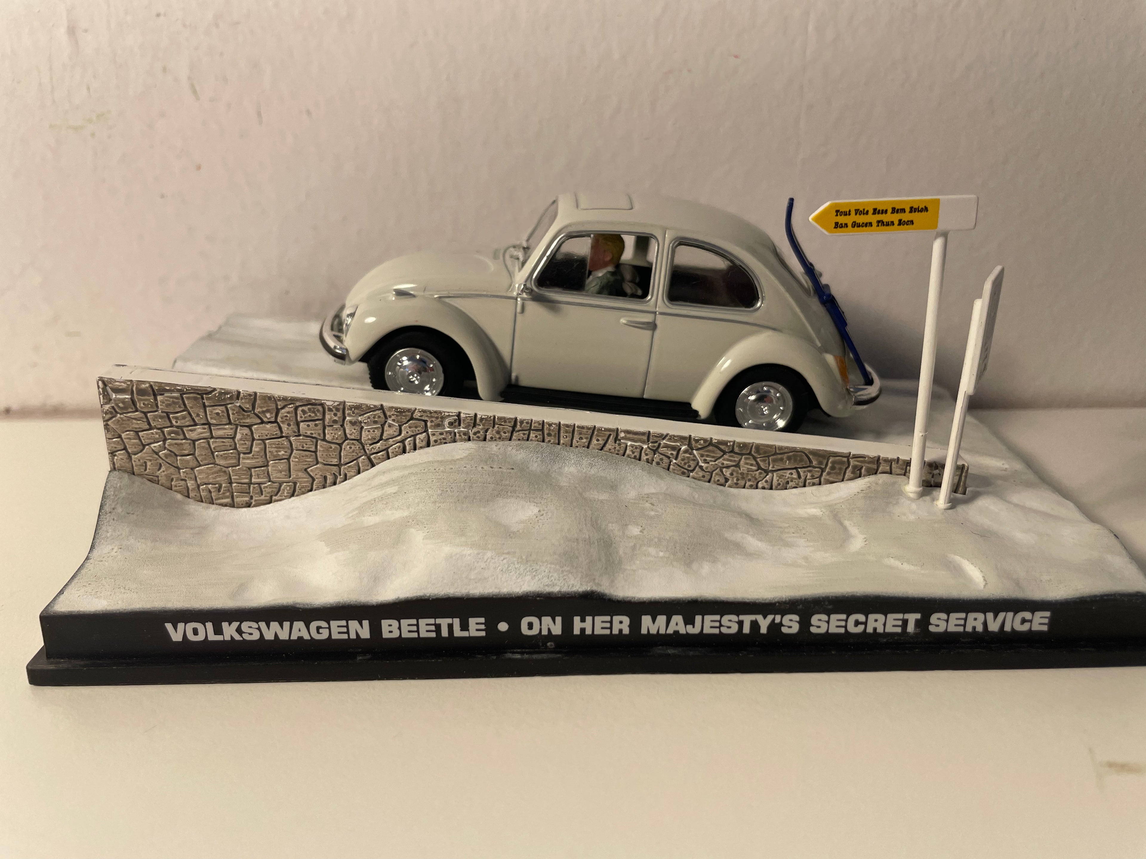 Volkswagen Beetle blanca (blanco roto) - JAMES BOND - AL SERVICIO DE SU MAJESTAD