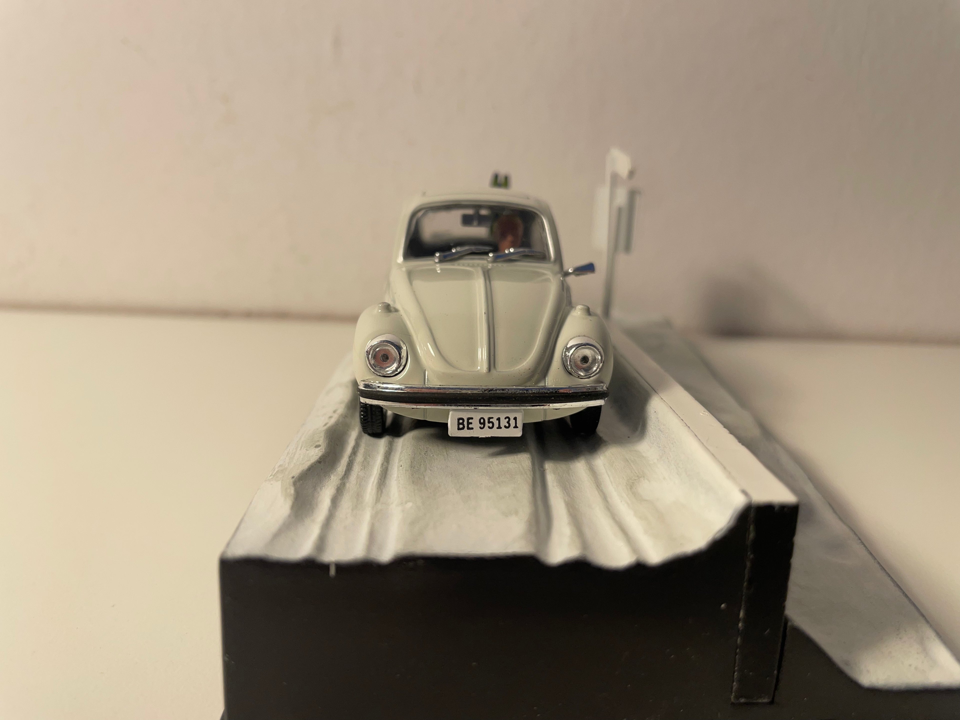 Volkswagen Beetle blanca (blanco roto) - JAMES BOND - AL SERVICIO DE SU MAJESTAD