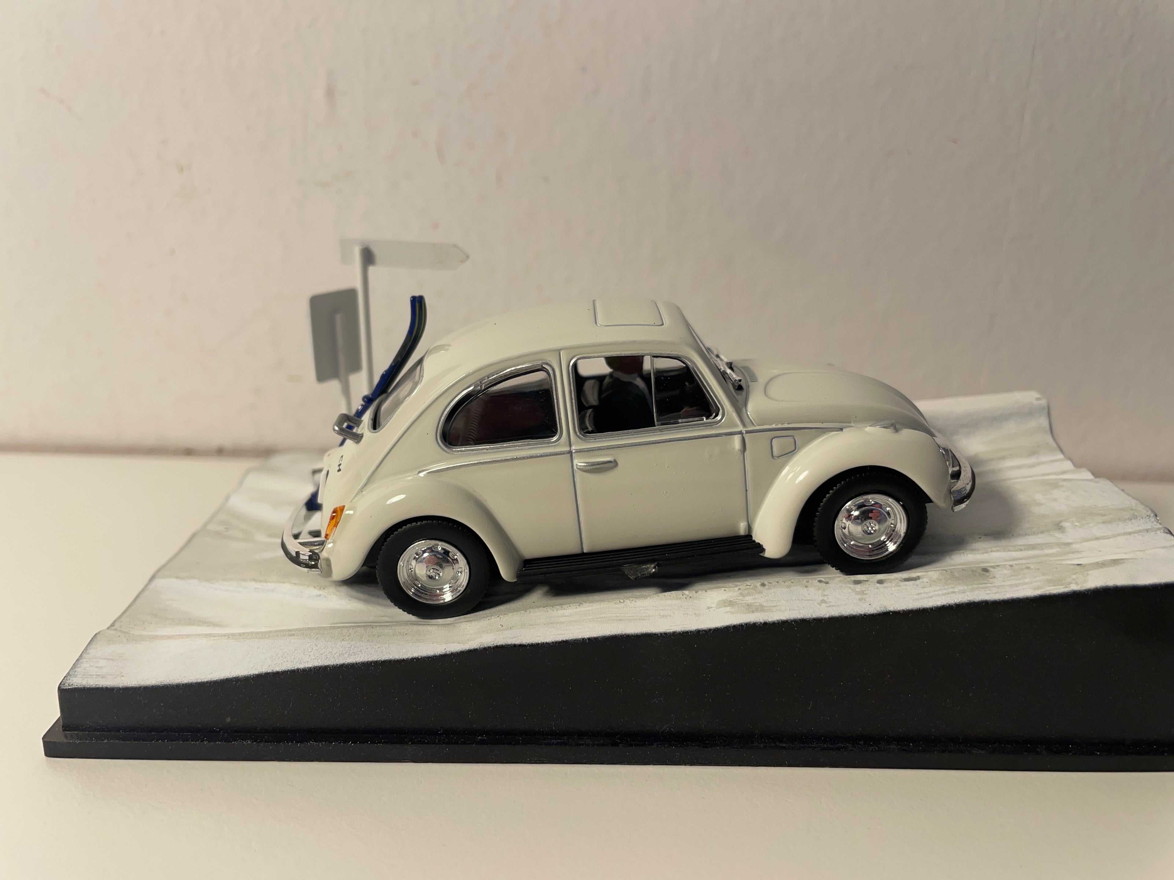 Volkswagen Beetle blanca (blanco roto) - JAMES BOND - AL SERVICIO DE SU MAJESTAD