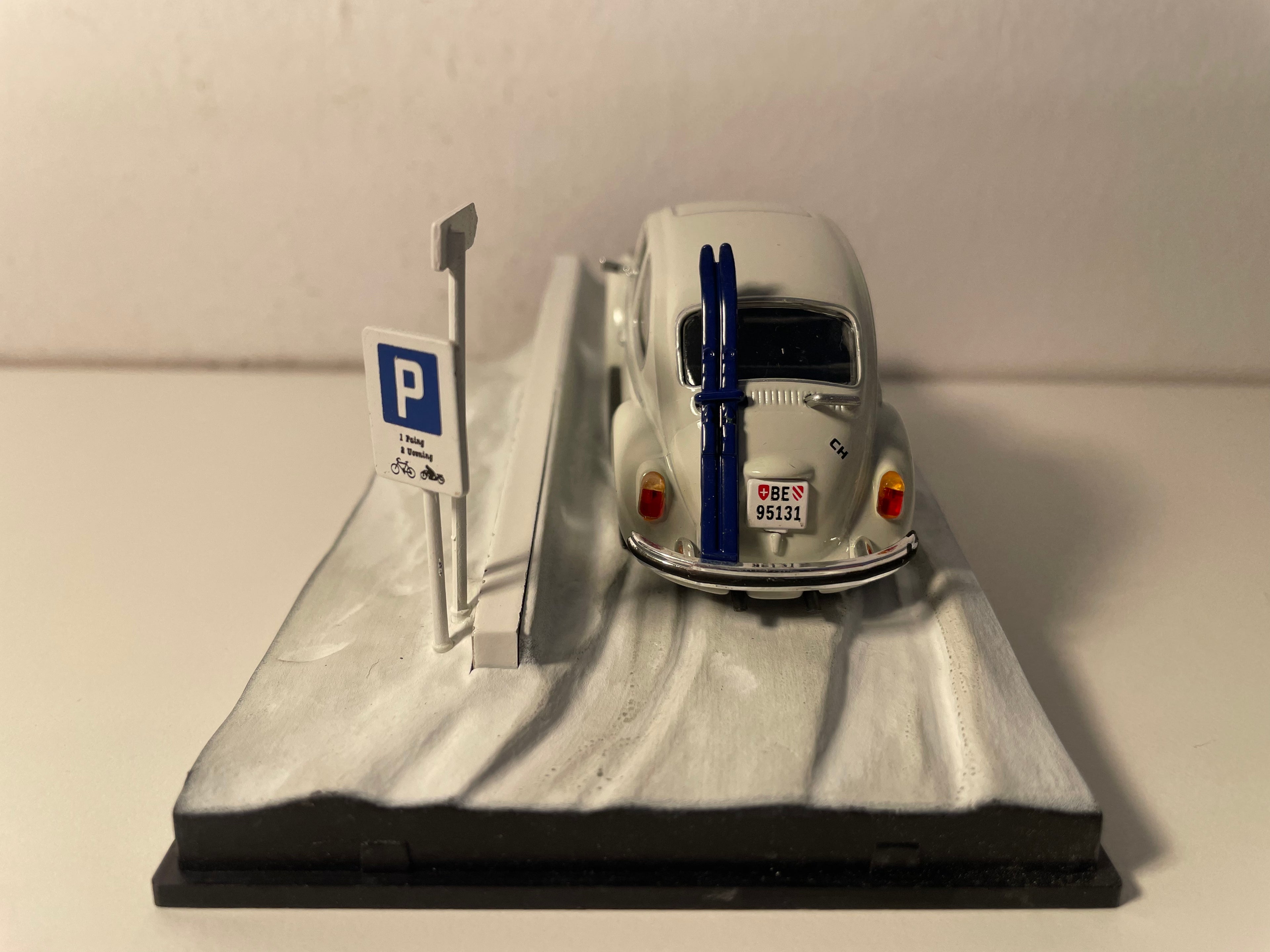 Volkswagen Beetle blanca (blanco roto) - JAMES BOND - AL SERVICIO DE SU MAJESTAD