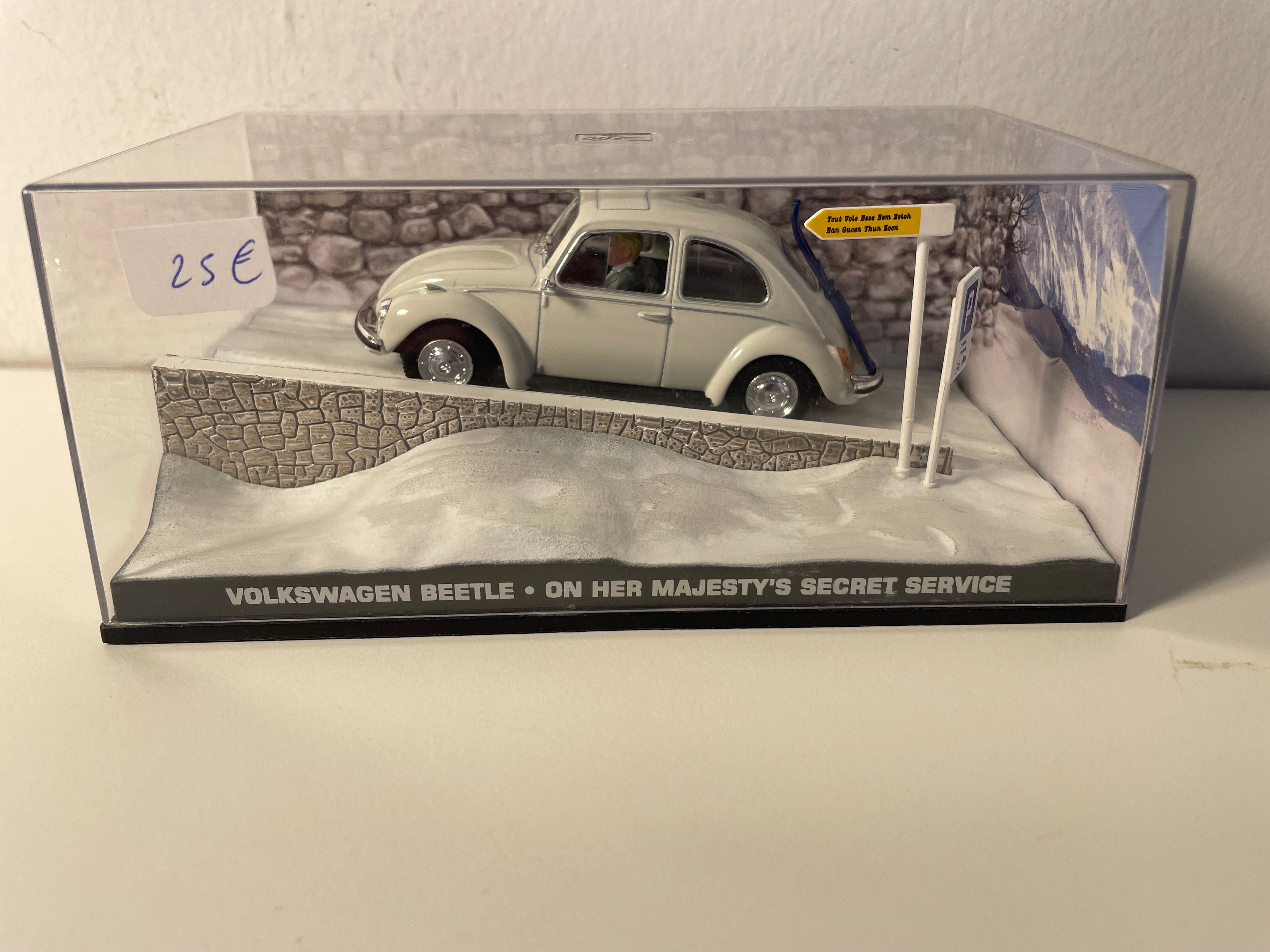 Volkswagen Beetle blanca (blanco roto) - JAMES BOND - AL SERVICIO DE SU MAJESTAD