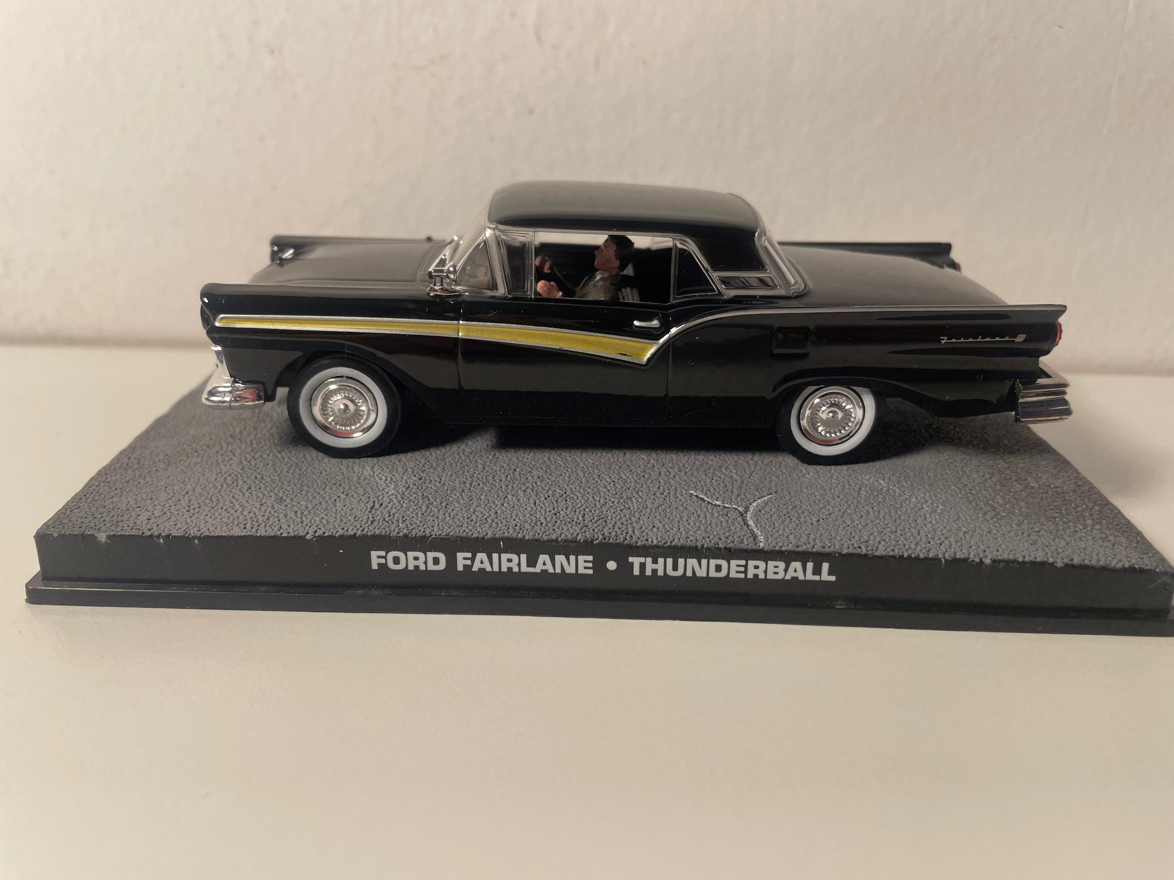 Schwaarze Ford Fairlane - JAMES BOND - THUNDERBALL