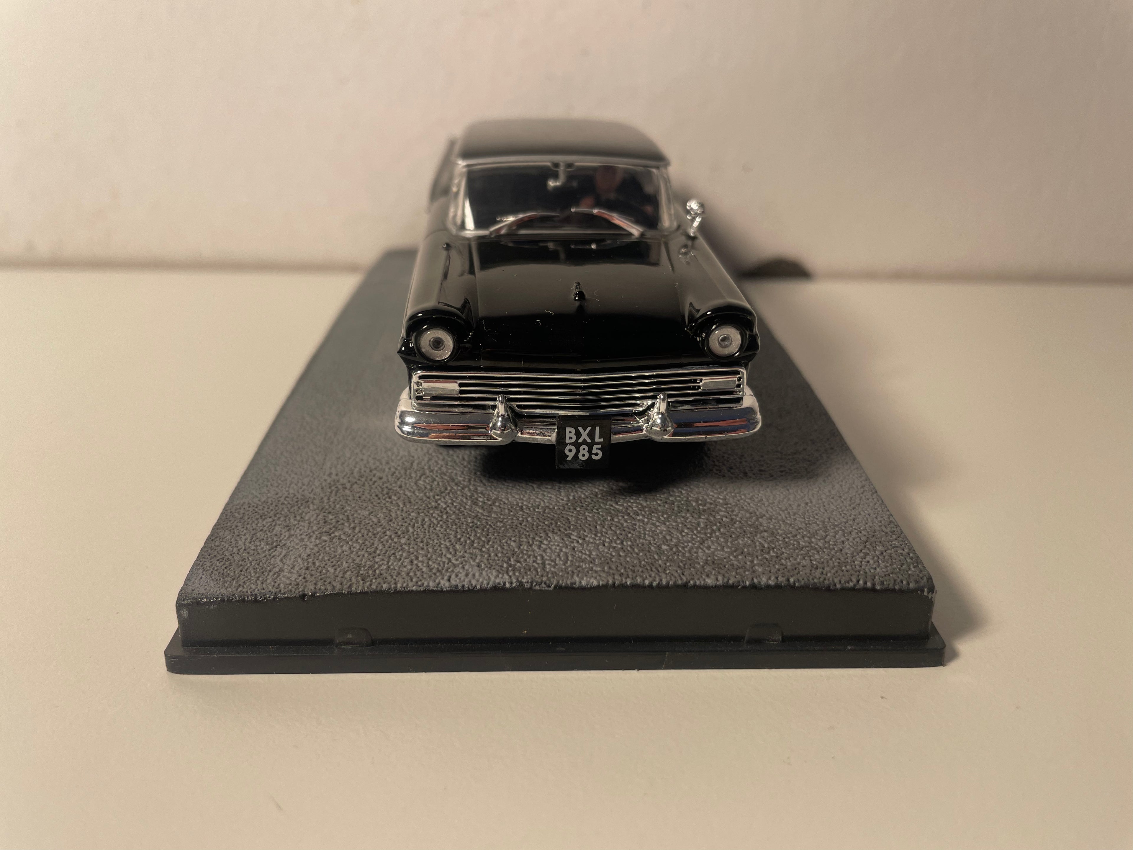 Schwaarze Ford Fairlane - JAMES BOND - THUNDERBALL