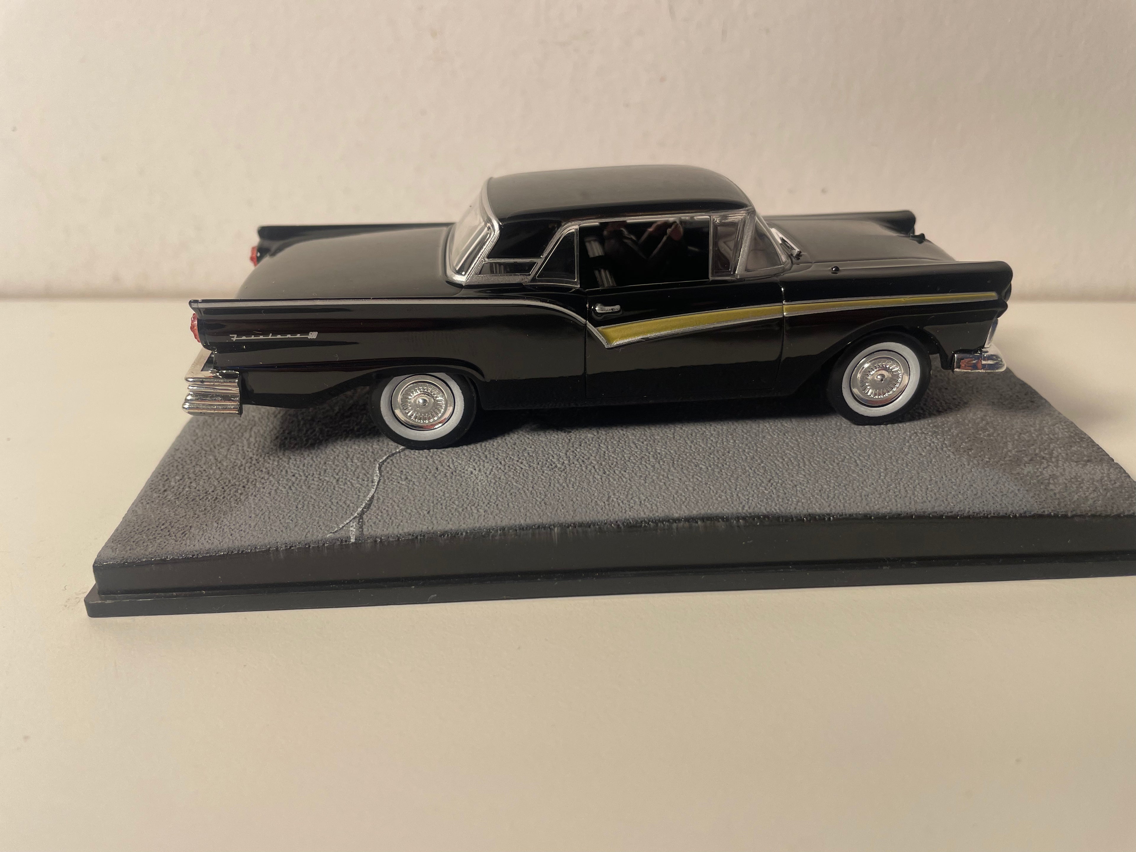 Schwaarze Ford Fairlane - JAMES BOND - THUNDERBALL