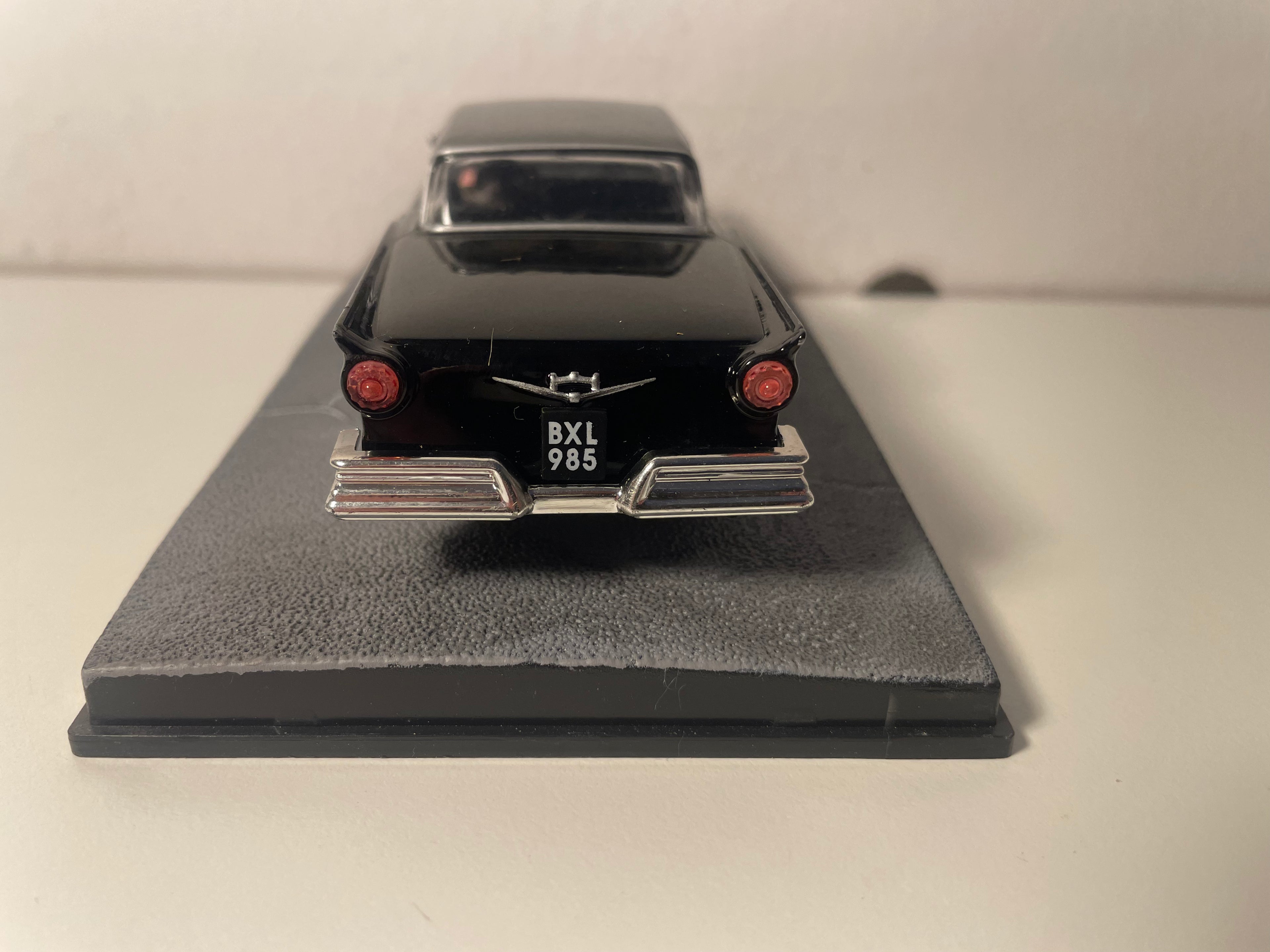 Schwaarze Ford Fairlane - JAMES BOND - THUNDERBALL