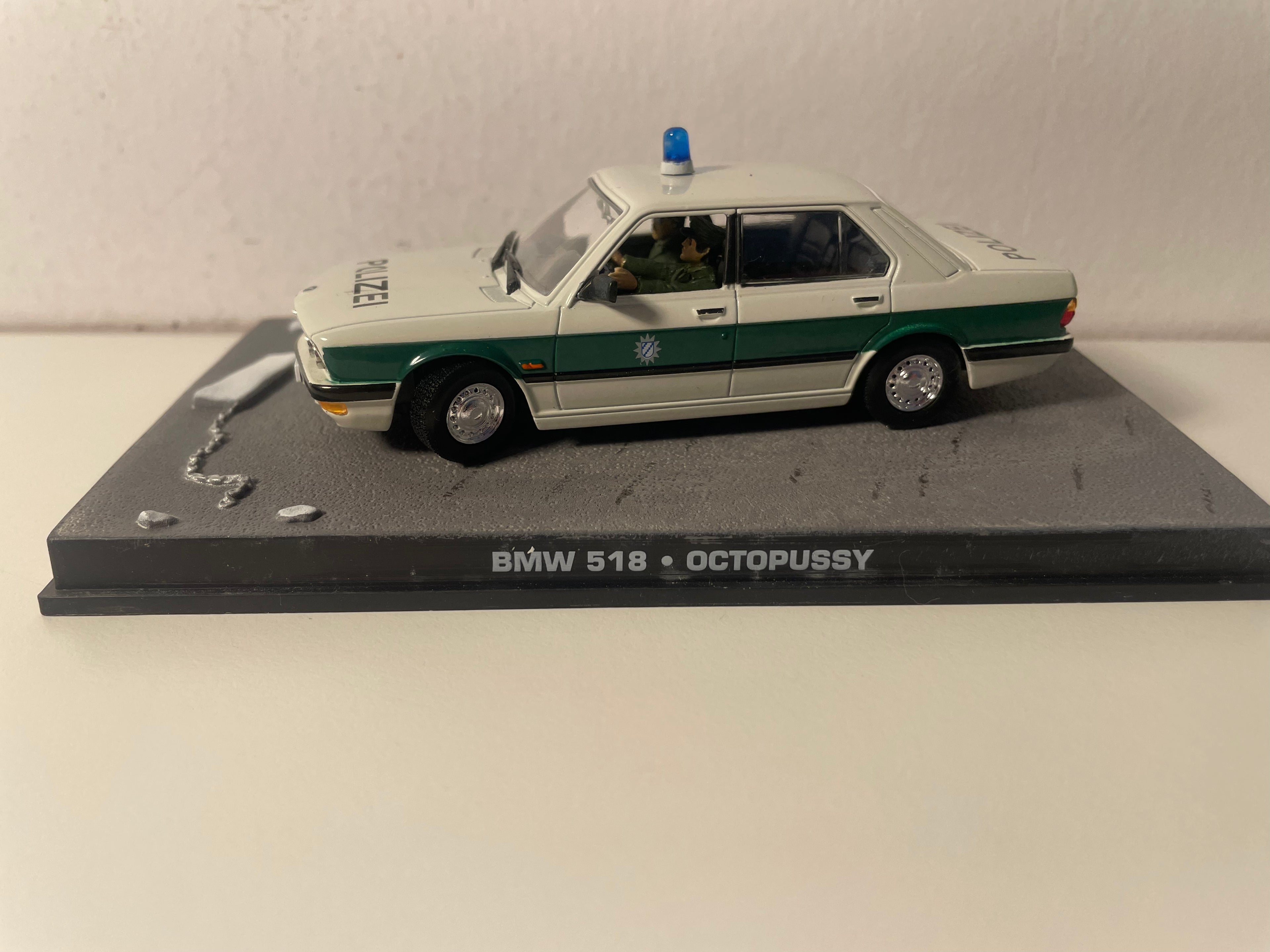 BMW 518 blanche et verte (Polizei) - JAMES BOND - OCTOPUSSY