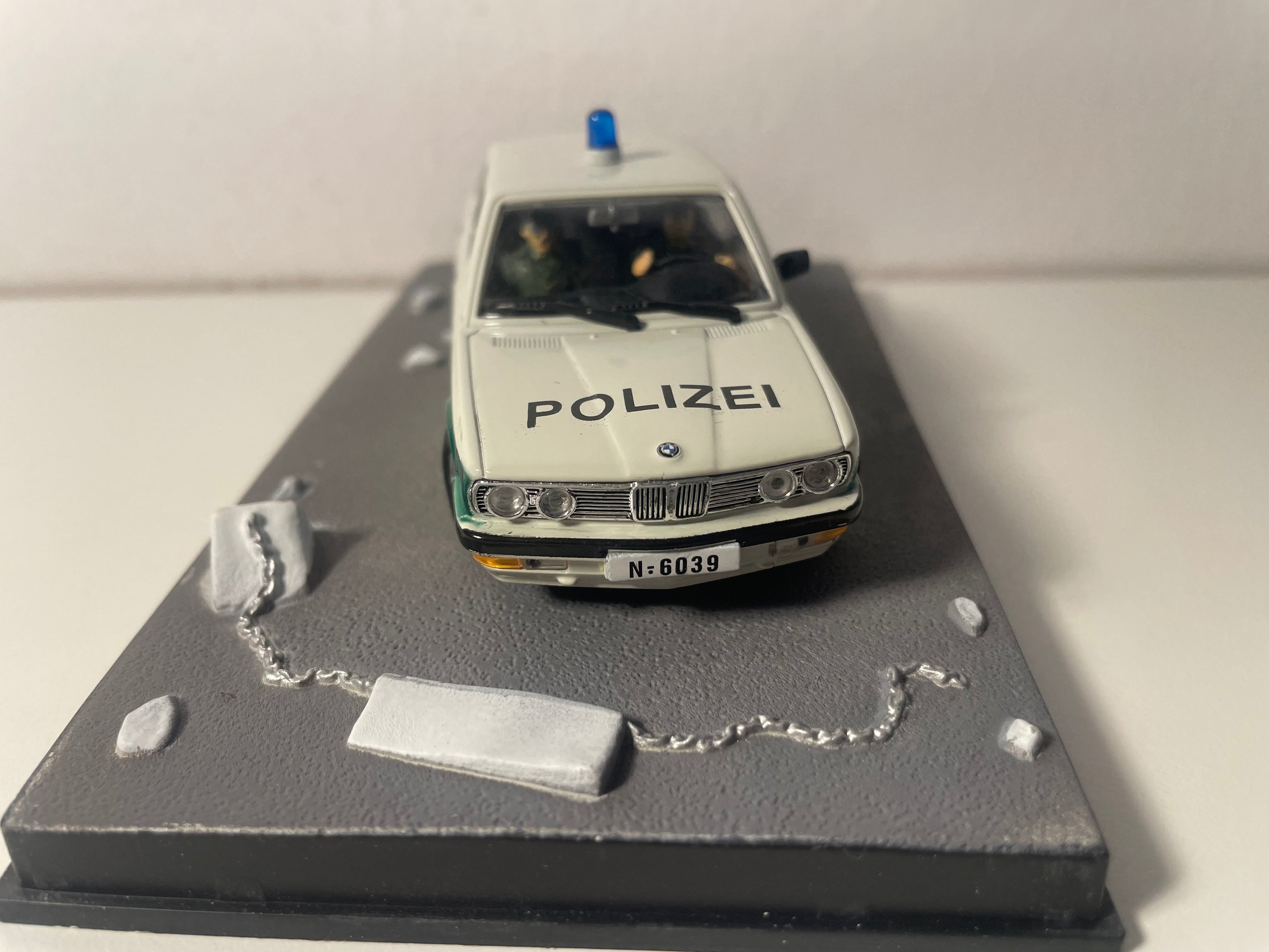 BMW 518 blanche et verte (Polizei) - JAMES BOND - OCTOPUSSY