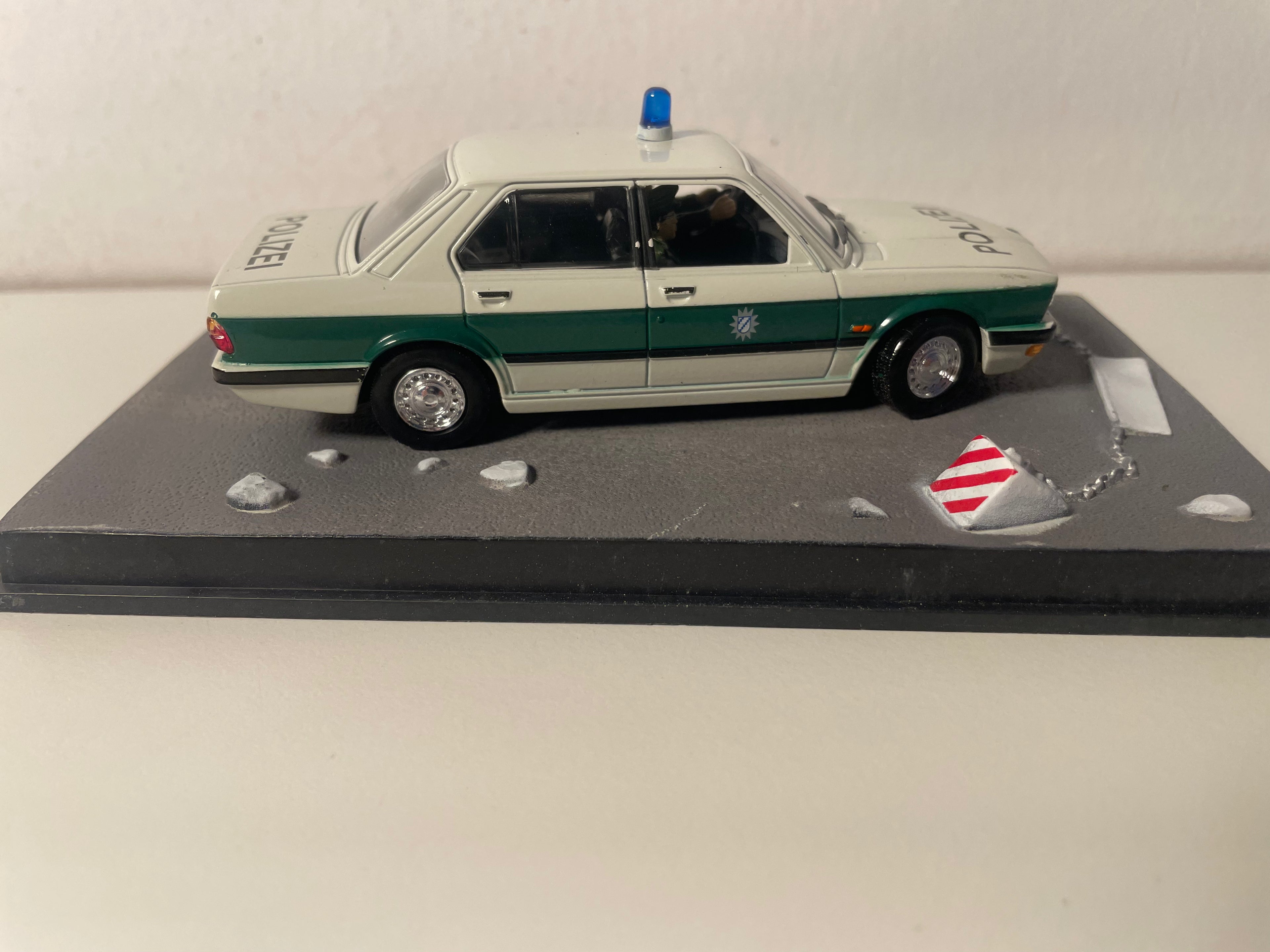 BMW 518 blanche et verte (Polizei) - JAMES BOND - OCTOPUSSY