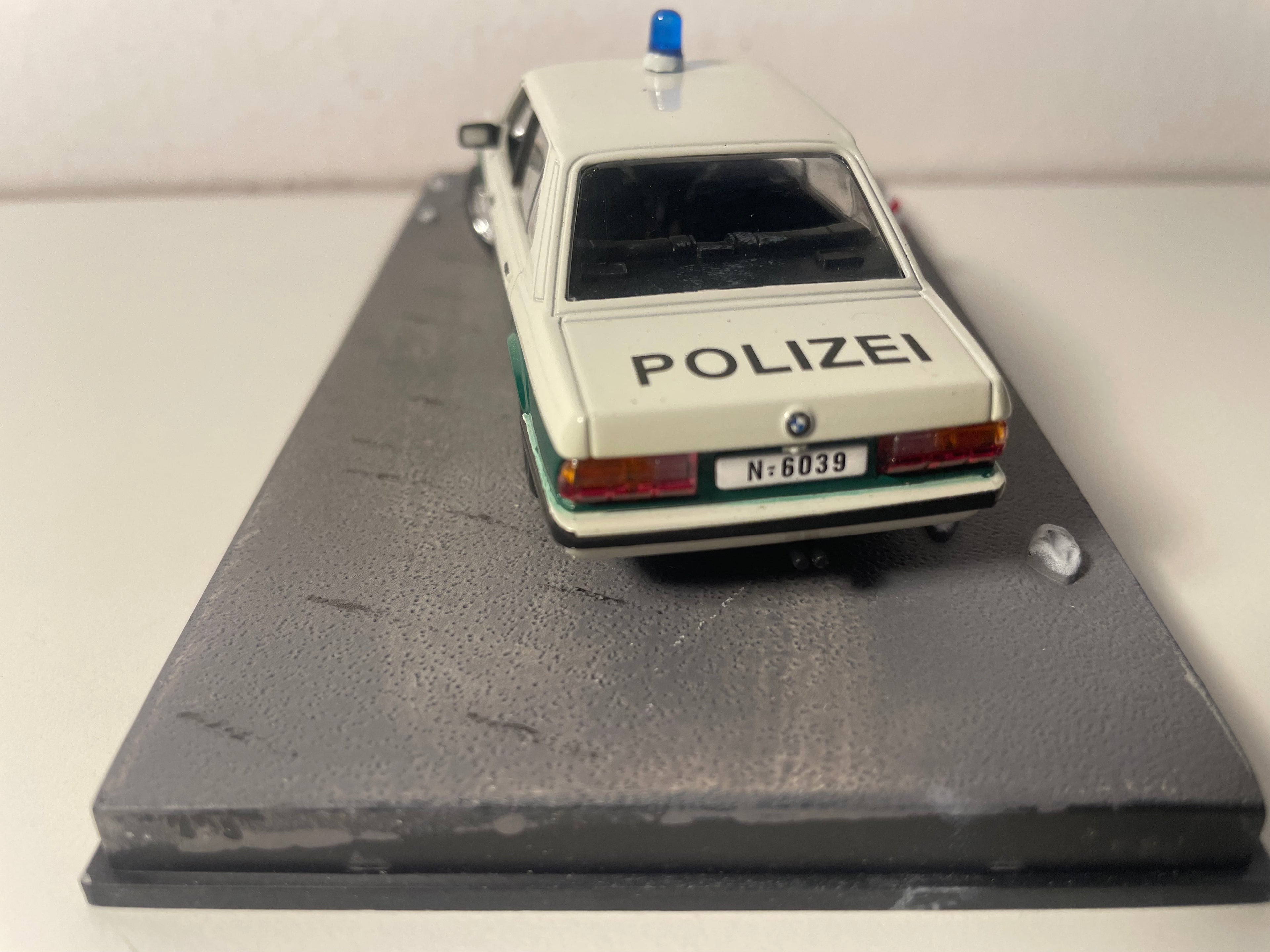 BMW 518 blanche et verte (Polizei) - JAMES BOND - OCTOPUSSY