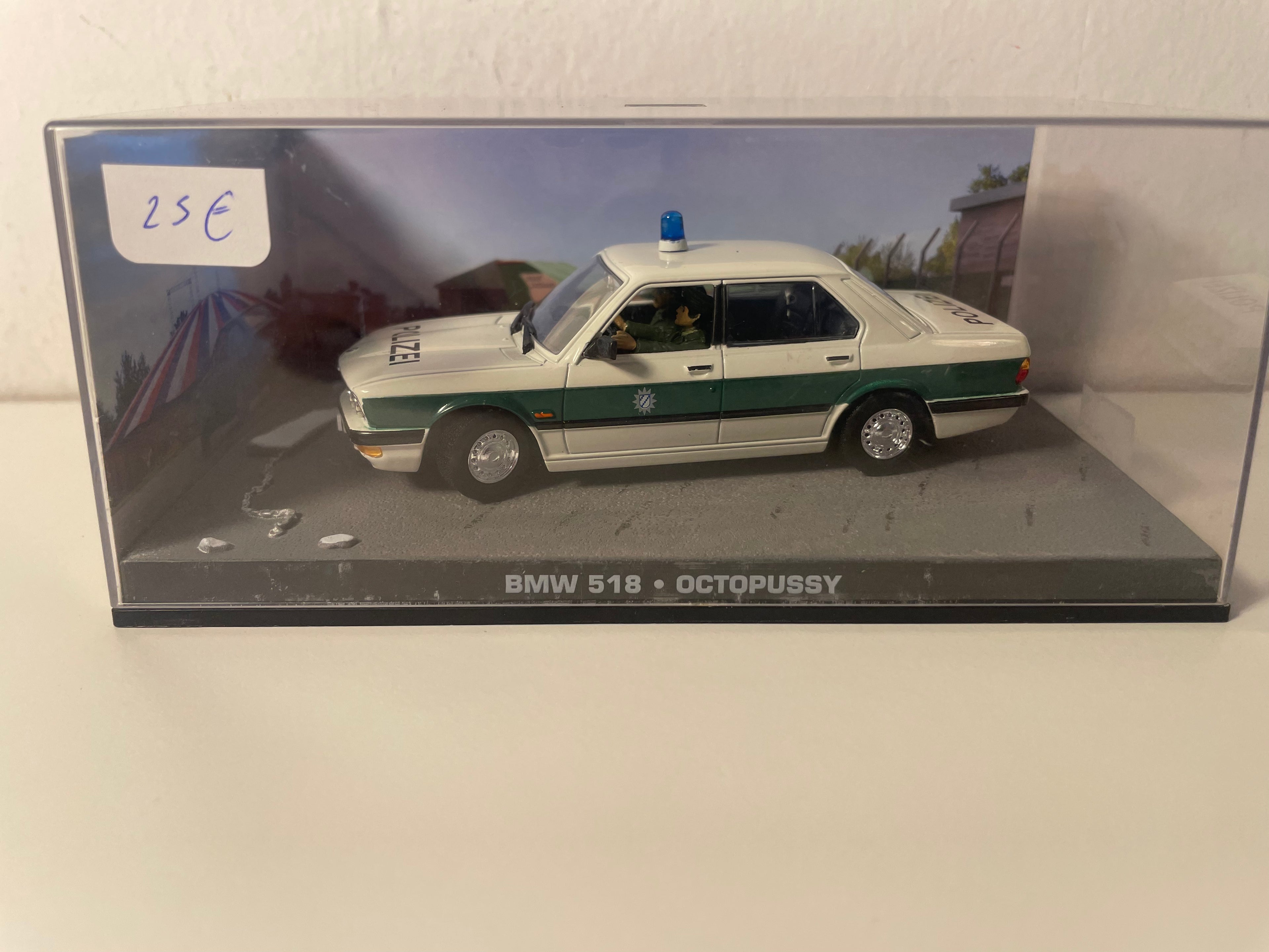 BMW 518 blanche et verte (Polizei) - JAMES BOND - OCTOPUSSY