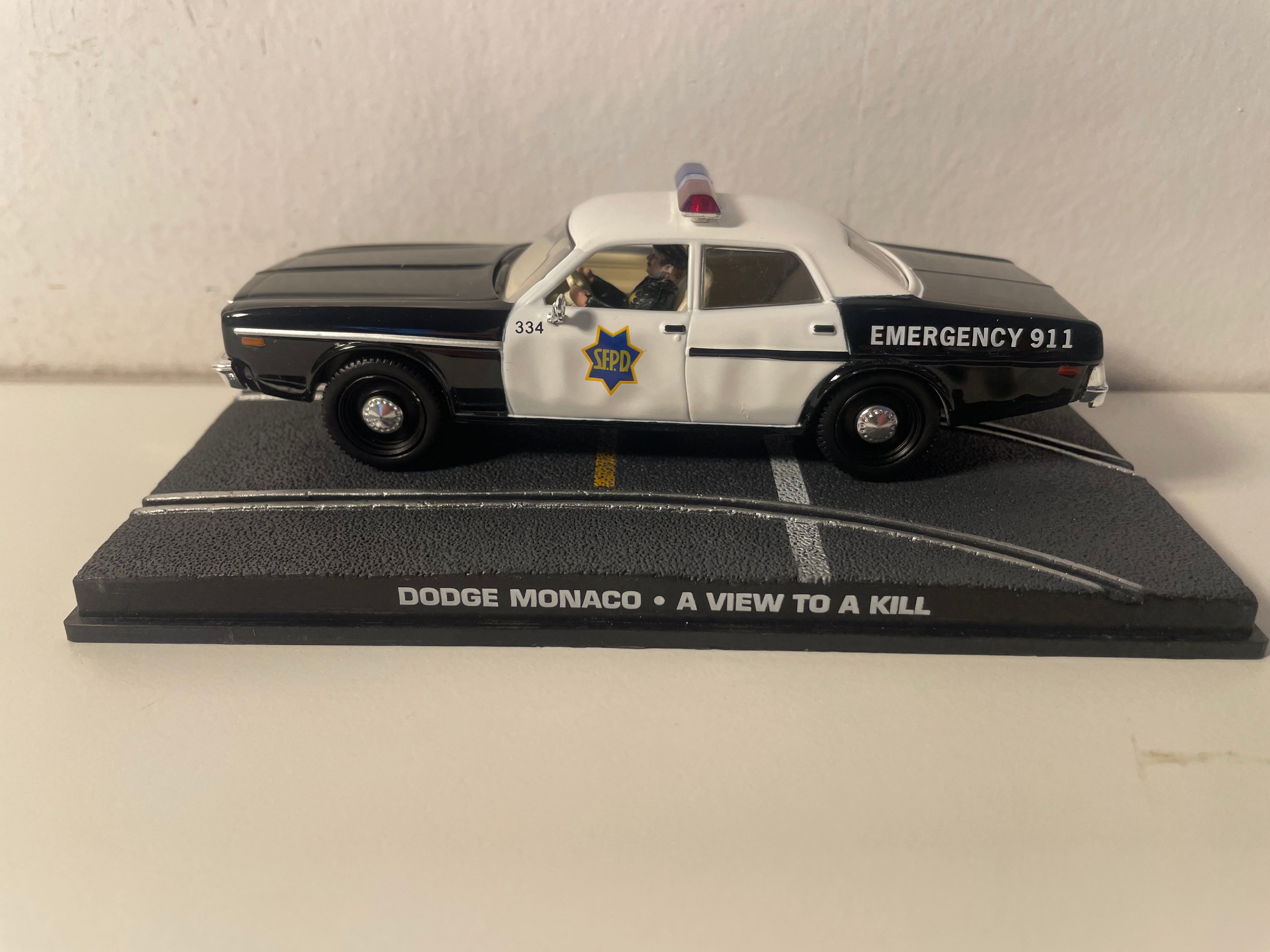 Dodge Monaco Schwarz und Weiß (Emergency 911) - JAMES BOND - GEFÄHRLICH VERSCHULDET (In tödlicher Mission)