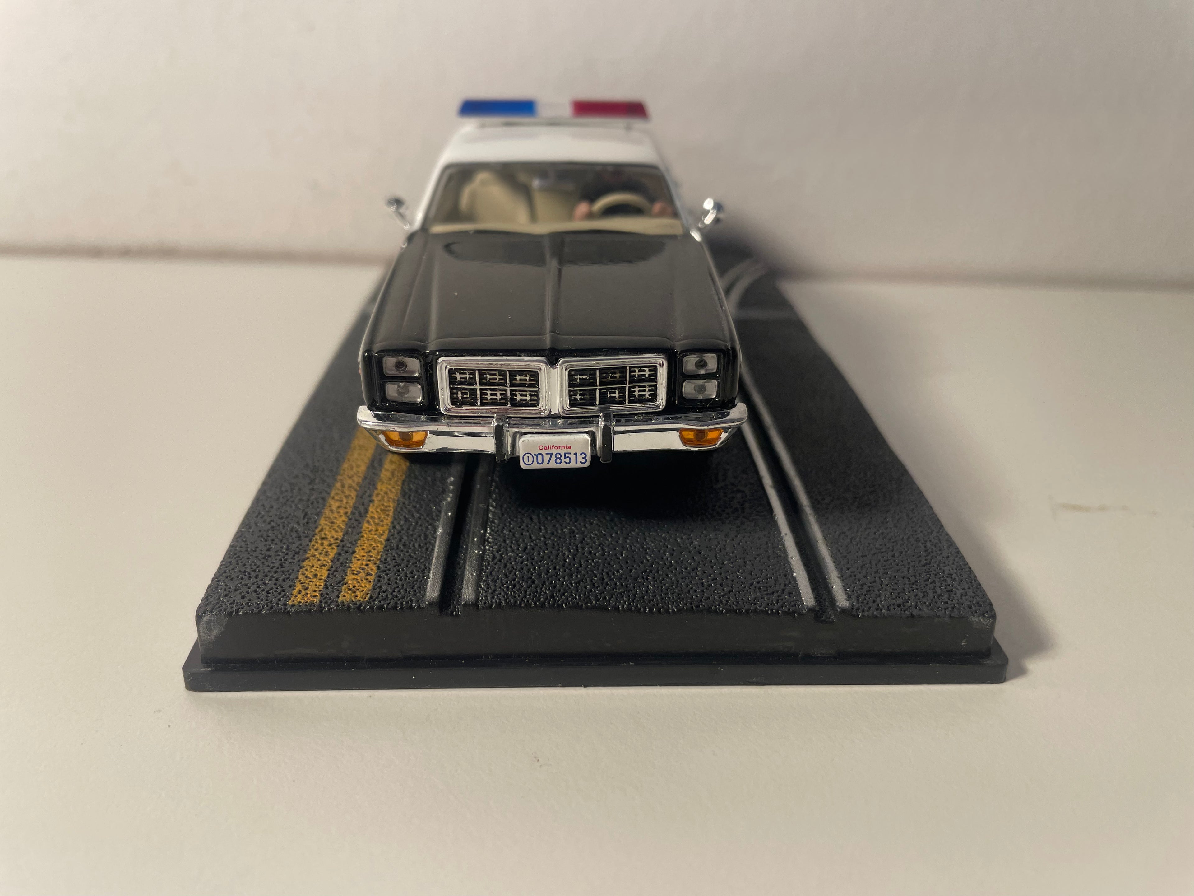 Dodge Monaco Schwarz und Weiß (Emergency 911) - JAMES BOND - GEFÄHRLICH VERSCHULDET (In tödlicher Mission)