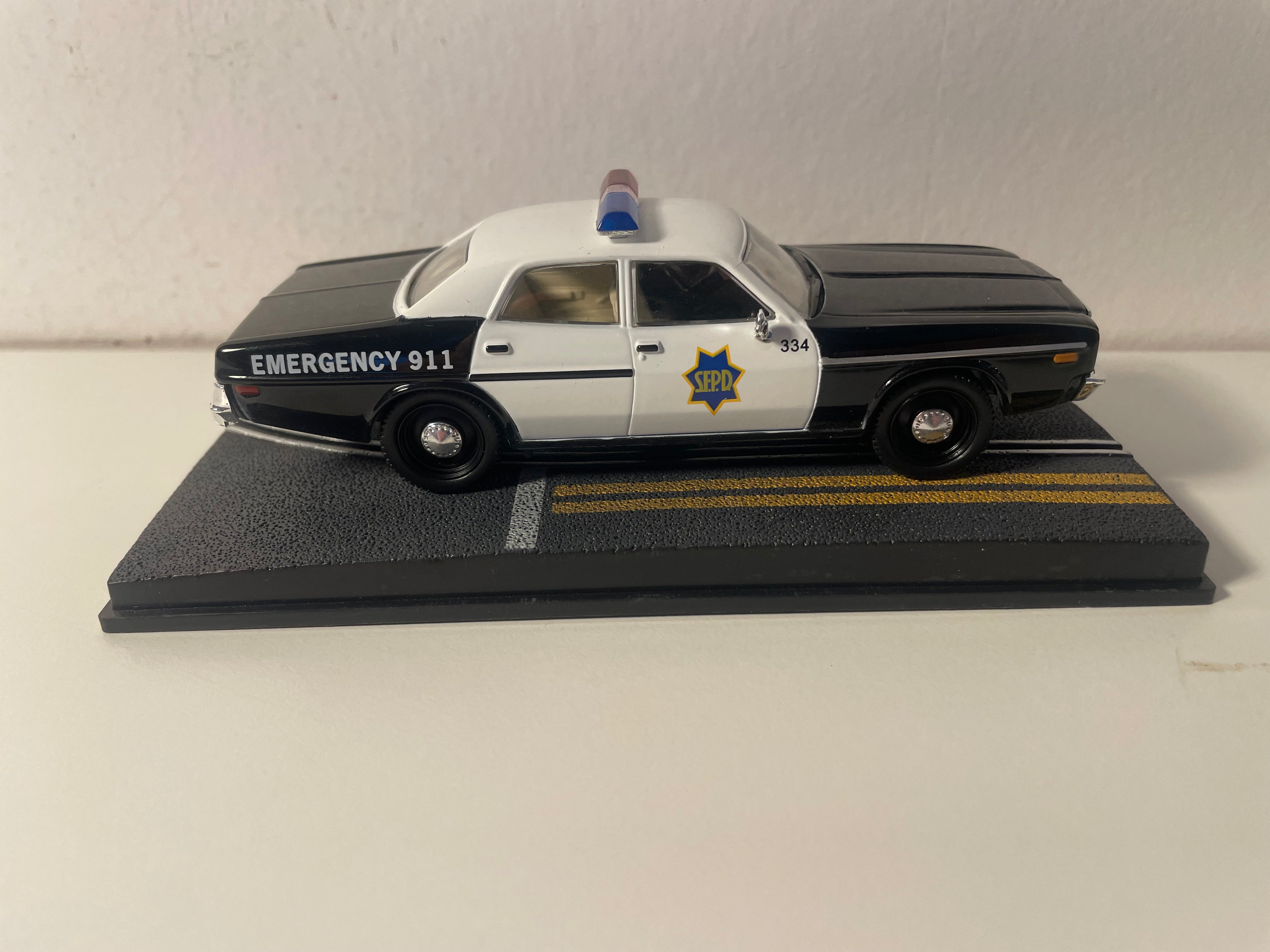 Dodge Monaco Schwarz und Weiß (Emergency 911) - JAMES BOND - GEFÄHRLICH VERSCHULDET (In tödlicher Mission)