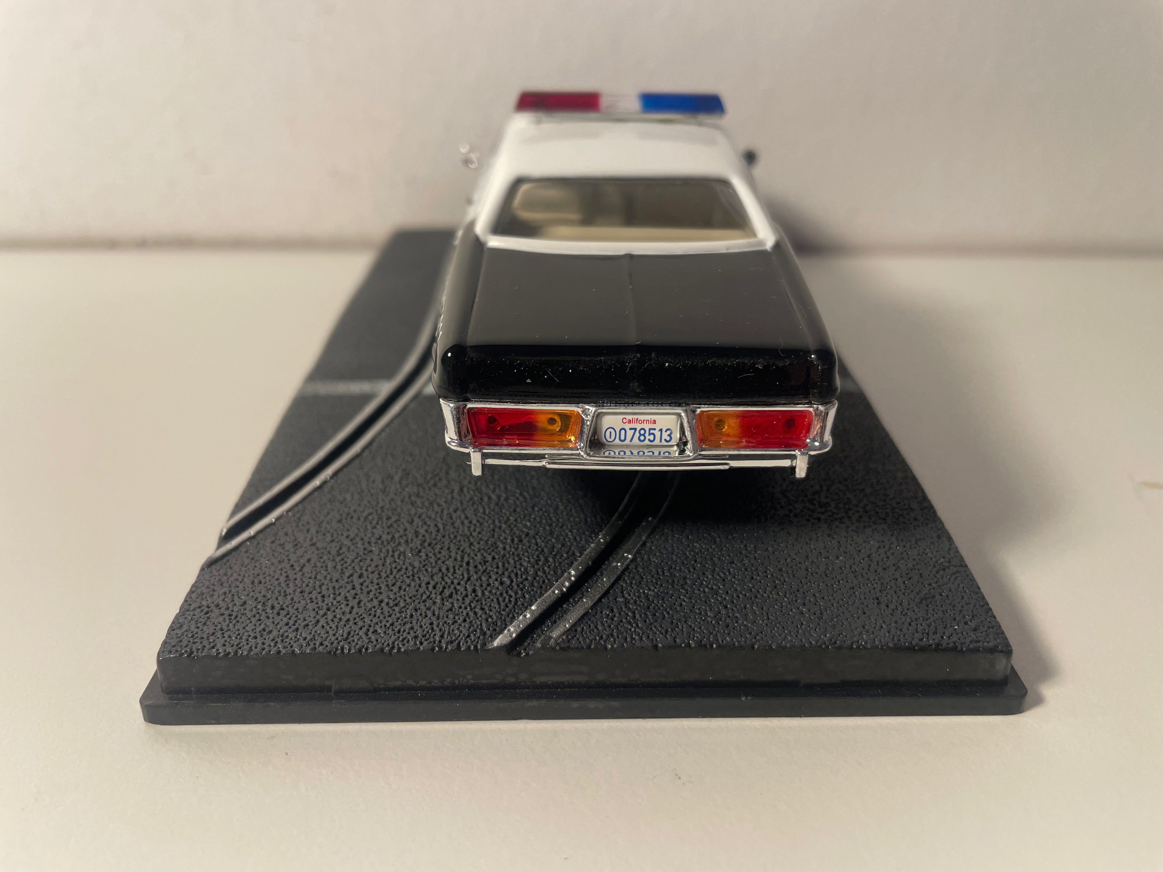 Dodge Monaco Schwarz und Weiß (Emergency 911) - JAMES BOND - GEFÄHRLICH VERSCHULDET (In tödlicher Mission)