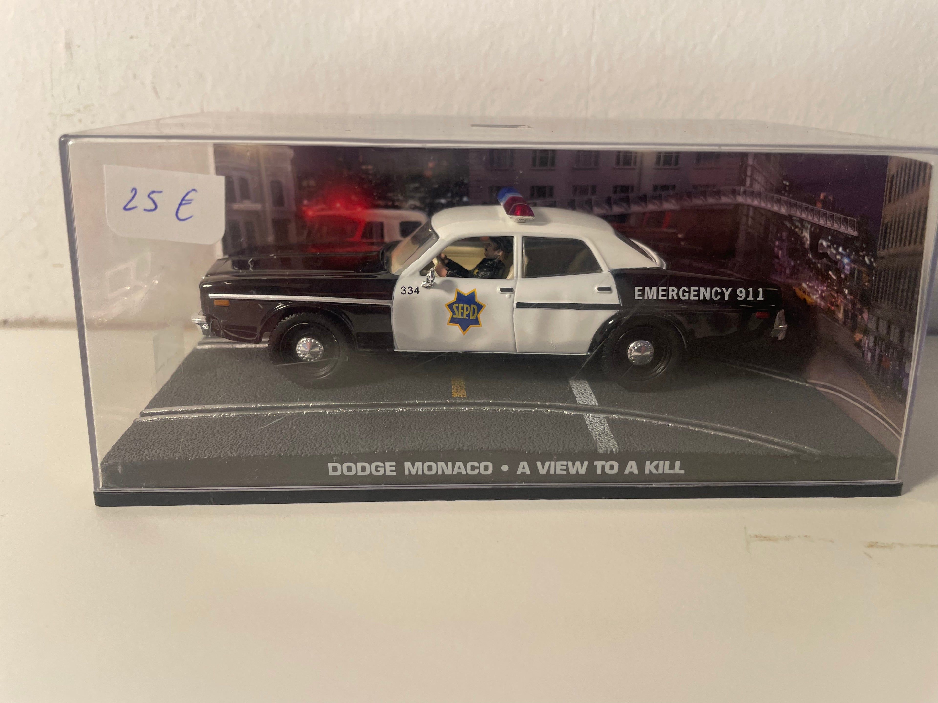 Dodge Monaco Schwarz und Weiß (Emergency 911) - JAMES BOND - GEFÄHRLICH VERSCHULDET (In tödlicher Mission)